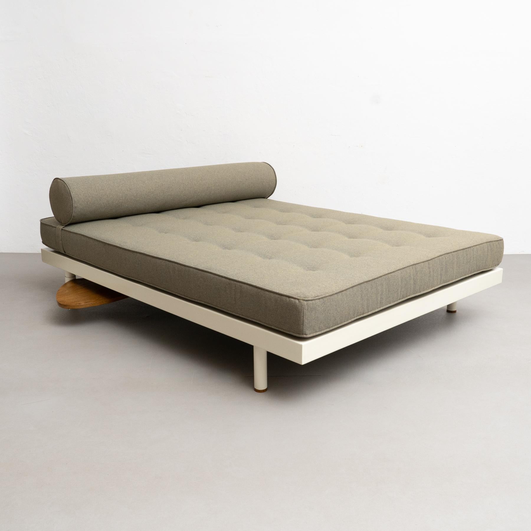 Lit de jour double A.I.C.A.L. conçu par Jean Prouvé.

Fabriqué par les Ateliers Prouve, France, vers 1950.

Ce lit a été restauré.

Cadre en métal, nouveau rembourrage, repeint.

En bon état, avec une usure mineure conforme à l'âge et à