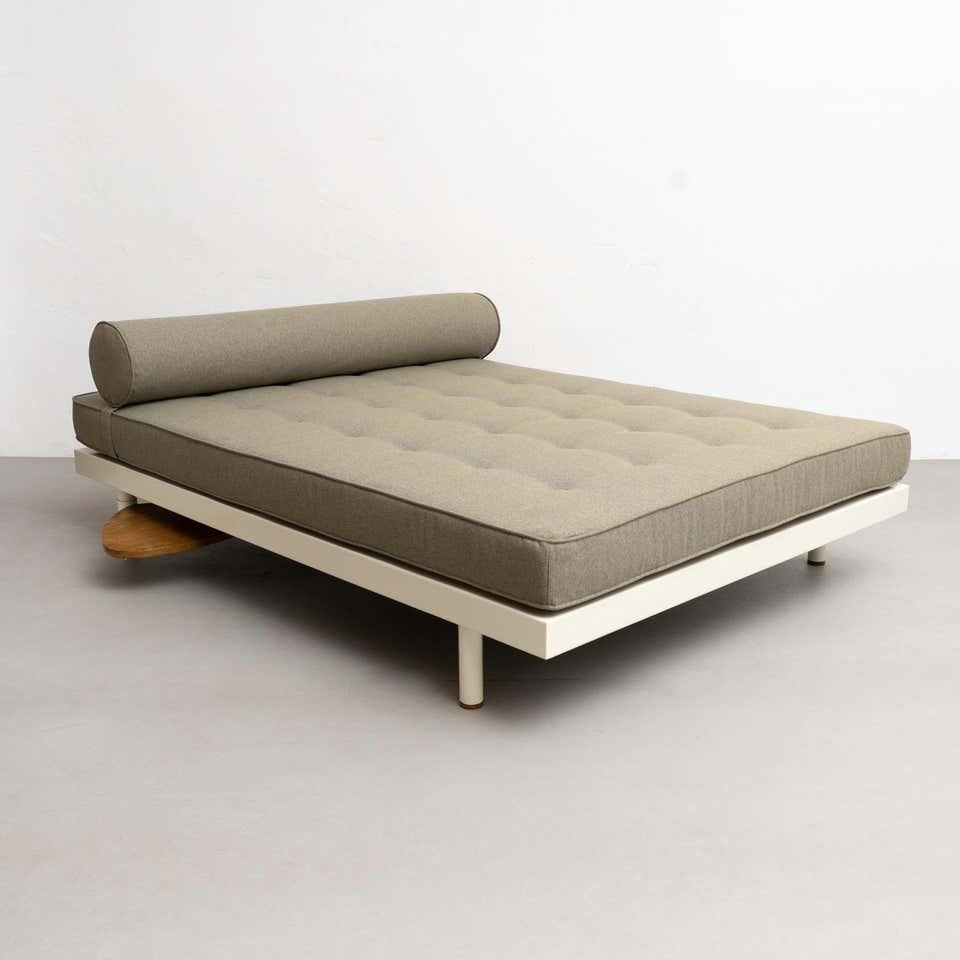 S.C.A.L. double daybed designed by Jean Prouvé.
Experience the refined simplicity of Mid Century Modern design with this stunning S.C.A.L. double daybed, meticulously crafted by the influential French designer Jean Prouvé. Manufactured by Ateliers