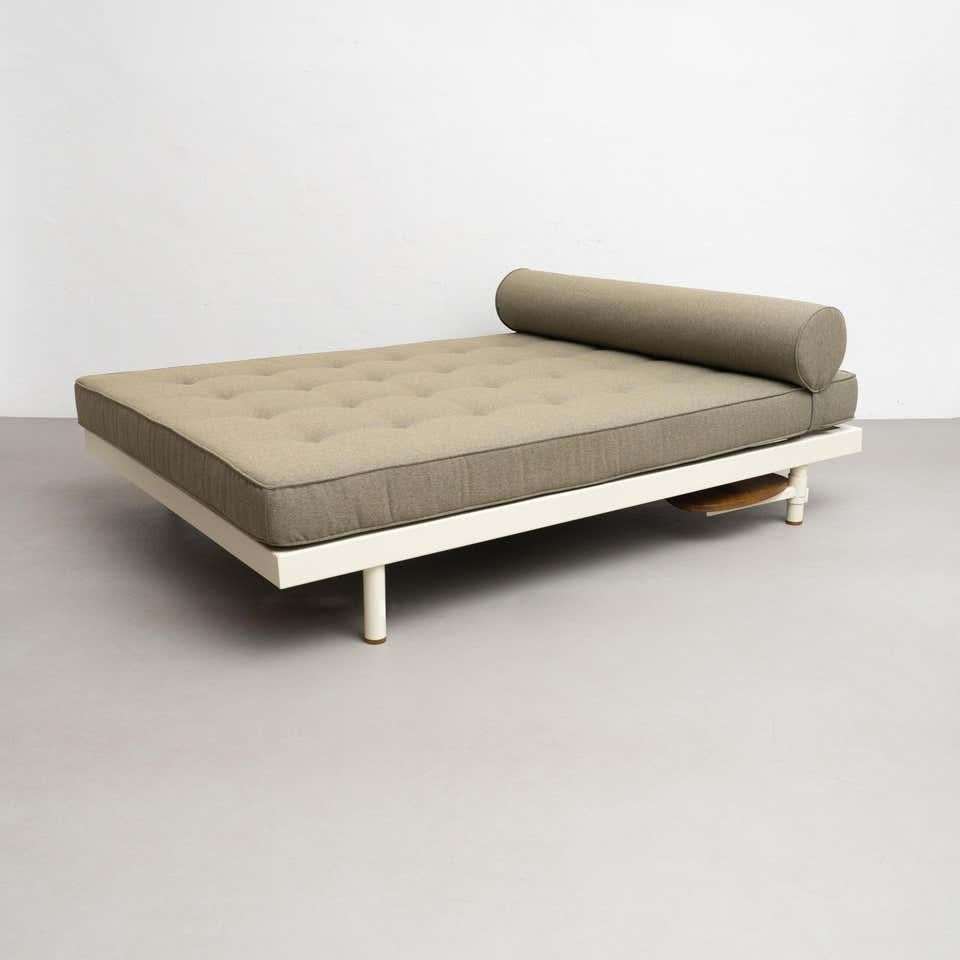 Seltene Jean Prouvé Mid Century Modern Double Daybed, ca. 1950 im Zustand „Gut“ in Barcelona, Barcelona