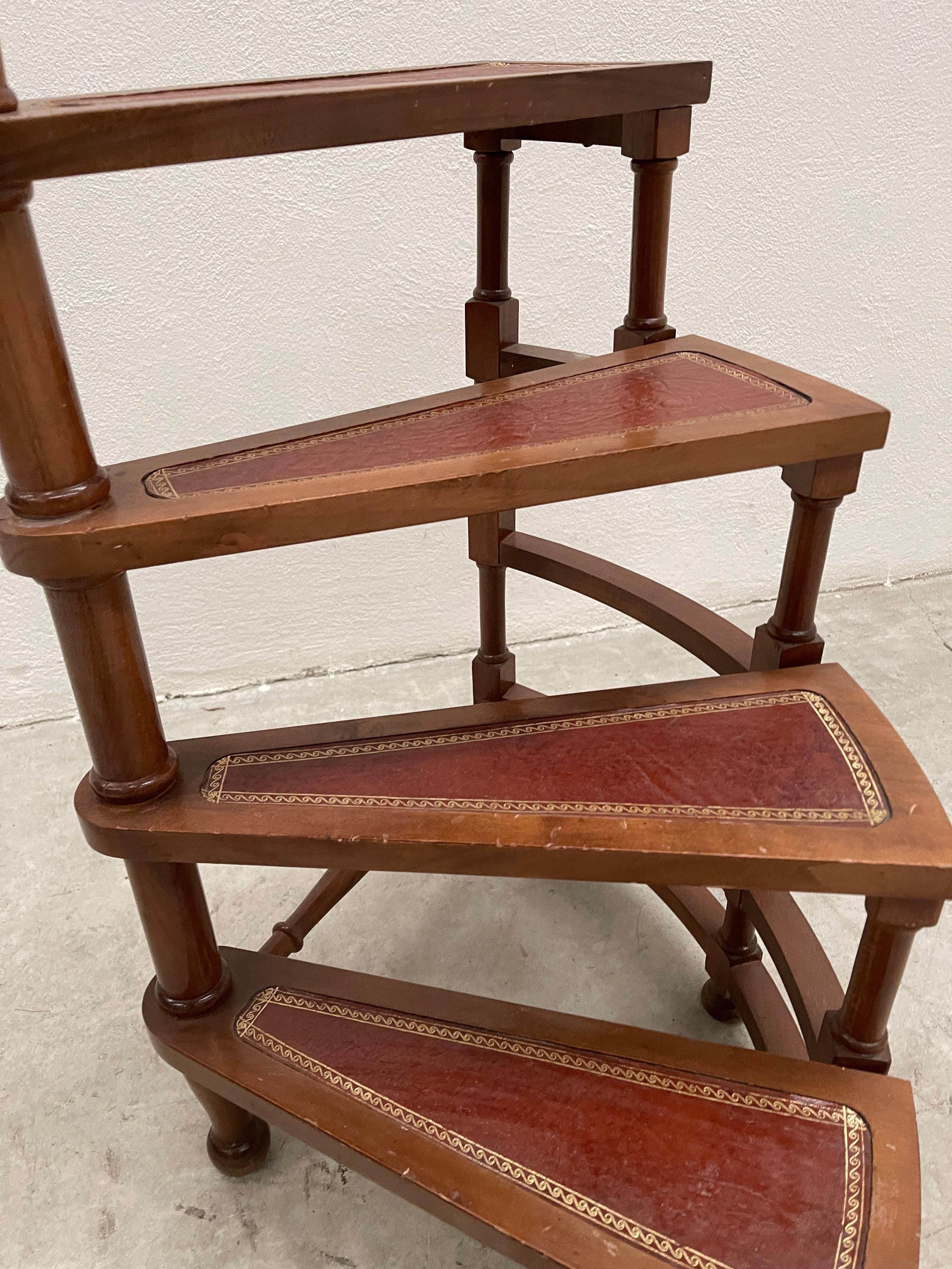 Mid-Century Modern 4-step spiral library staircase made of walnut wood and leather from the Middle Ages  For Sale