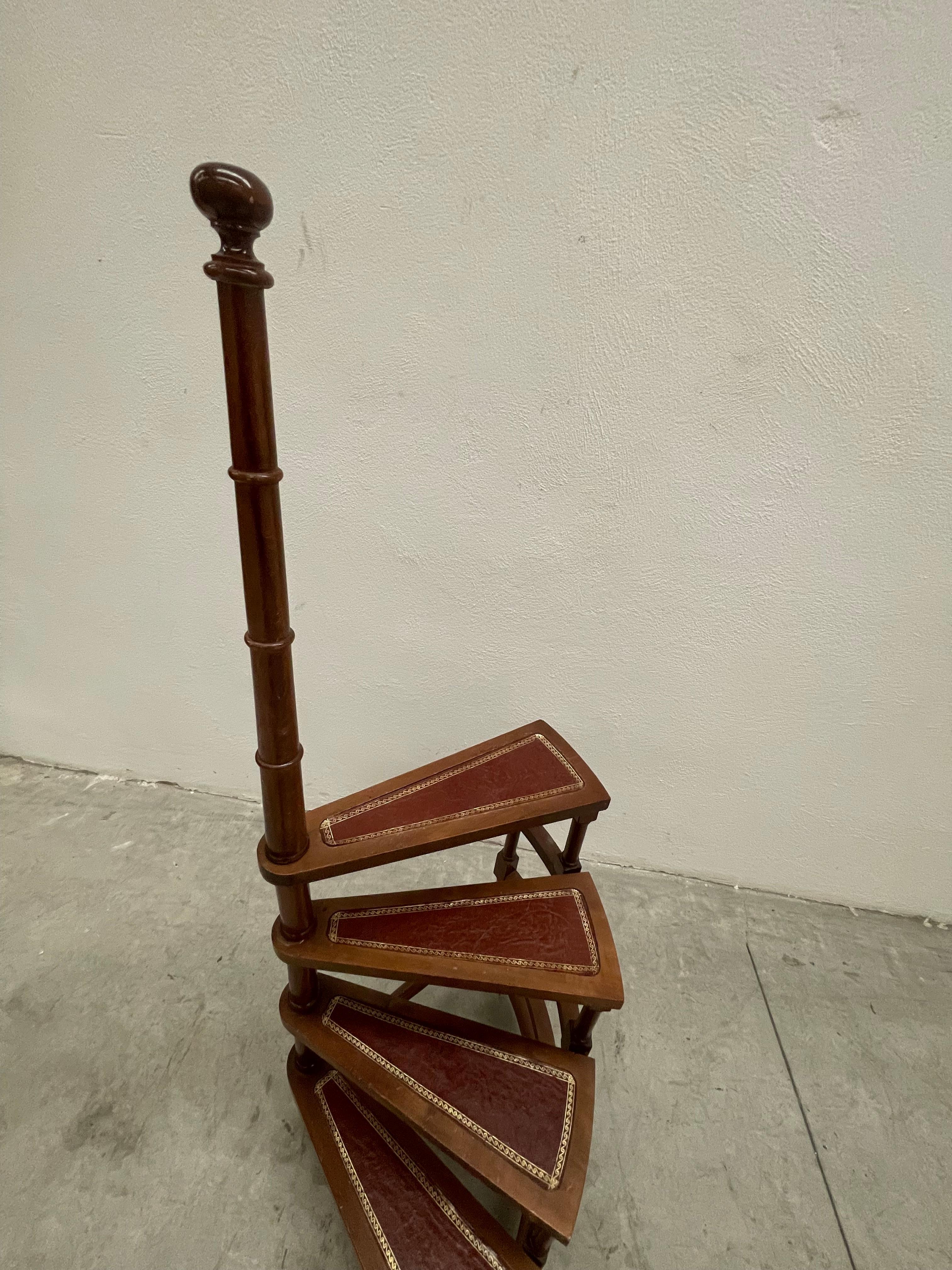 Italian 4-step spiral library staircase made of walnut wood and leather from the Middle Ages  For Sale