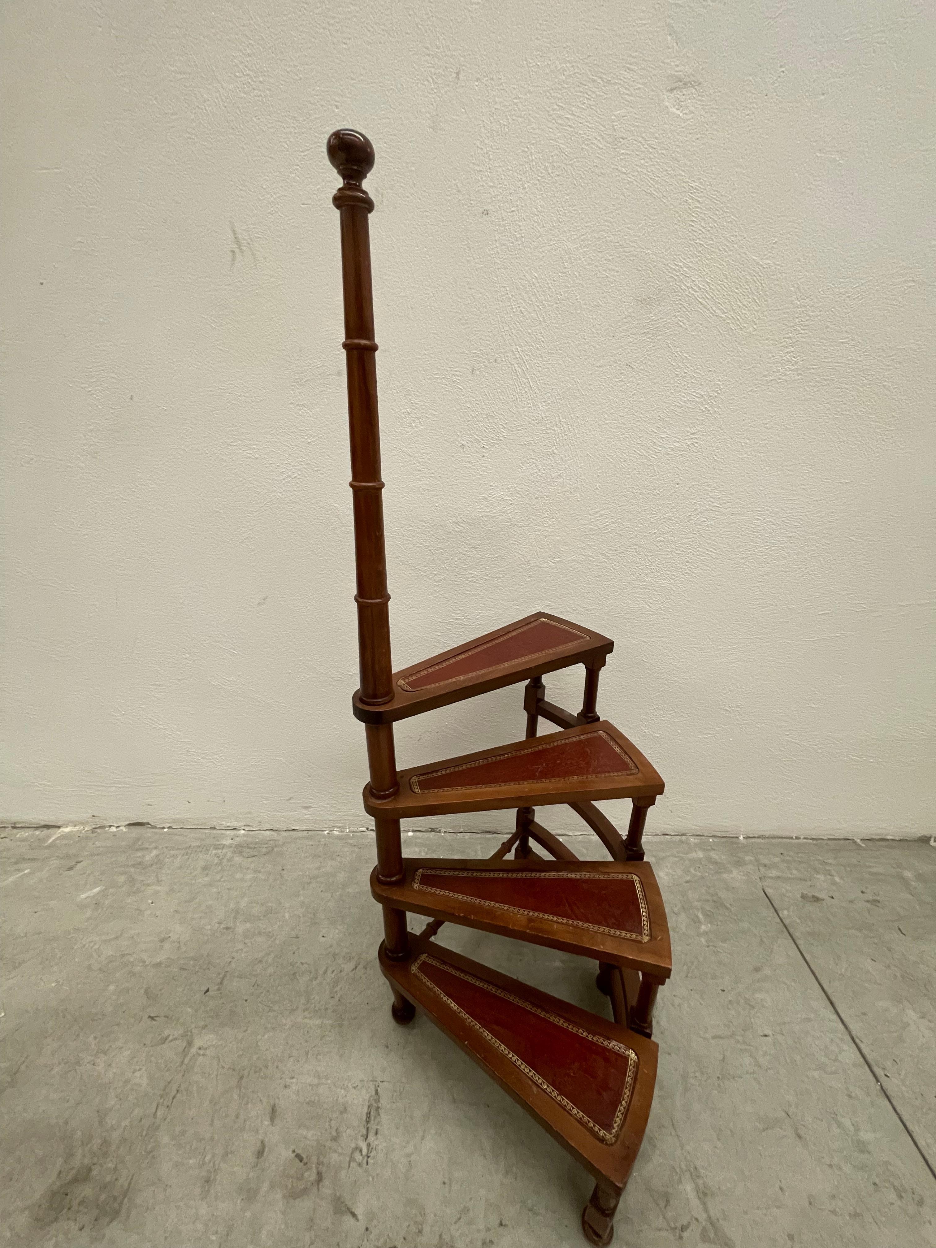 Other 4-step spiral library staircase made of walnut wood and leather from the Middle Ages  For Sale