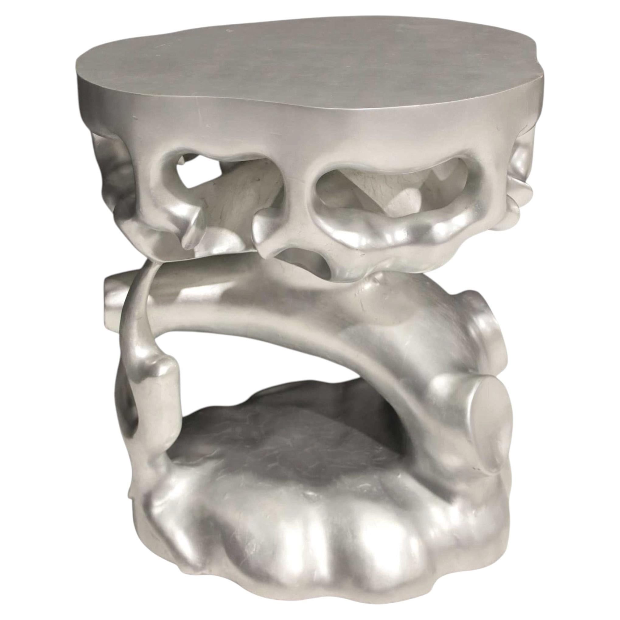 Table d'appoint « Truffle Trunk » de Scala Luxury, en bois sculpté à la main et décorée de feuilles d'argent en vente