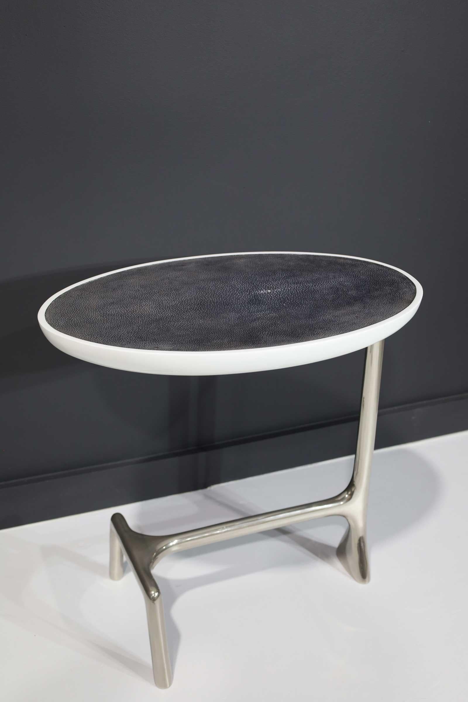 Moderne Table d'appoint de luxe Scala Uovo en nickel poli et galuchat en vente