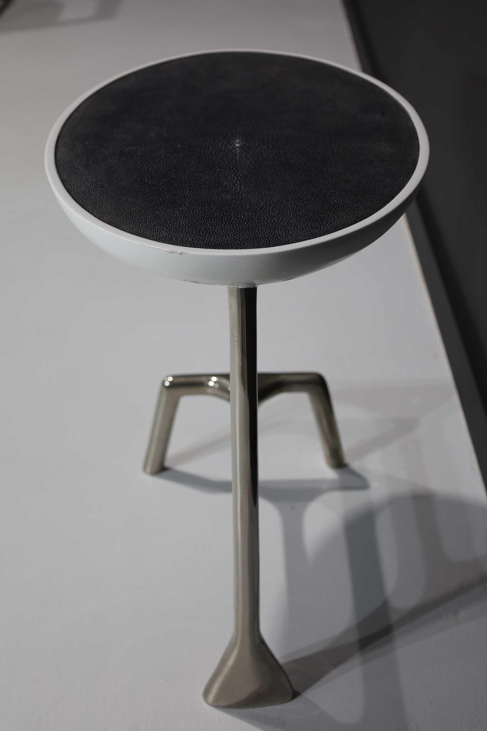 Table d'appoint de luxe Scala Uovo en nickel poli et galuchat en vente 1