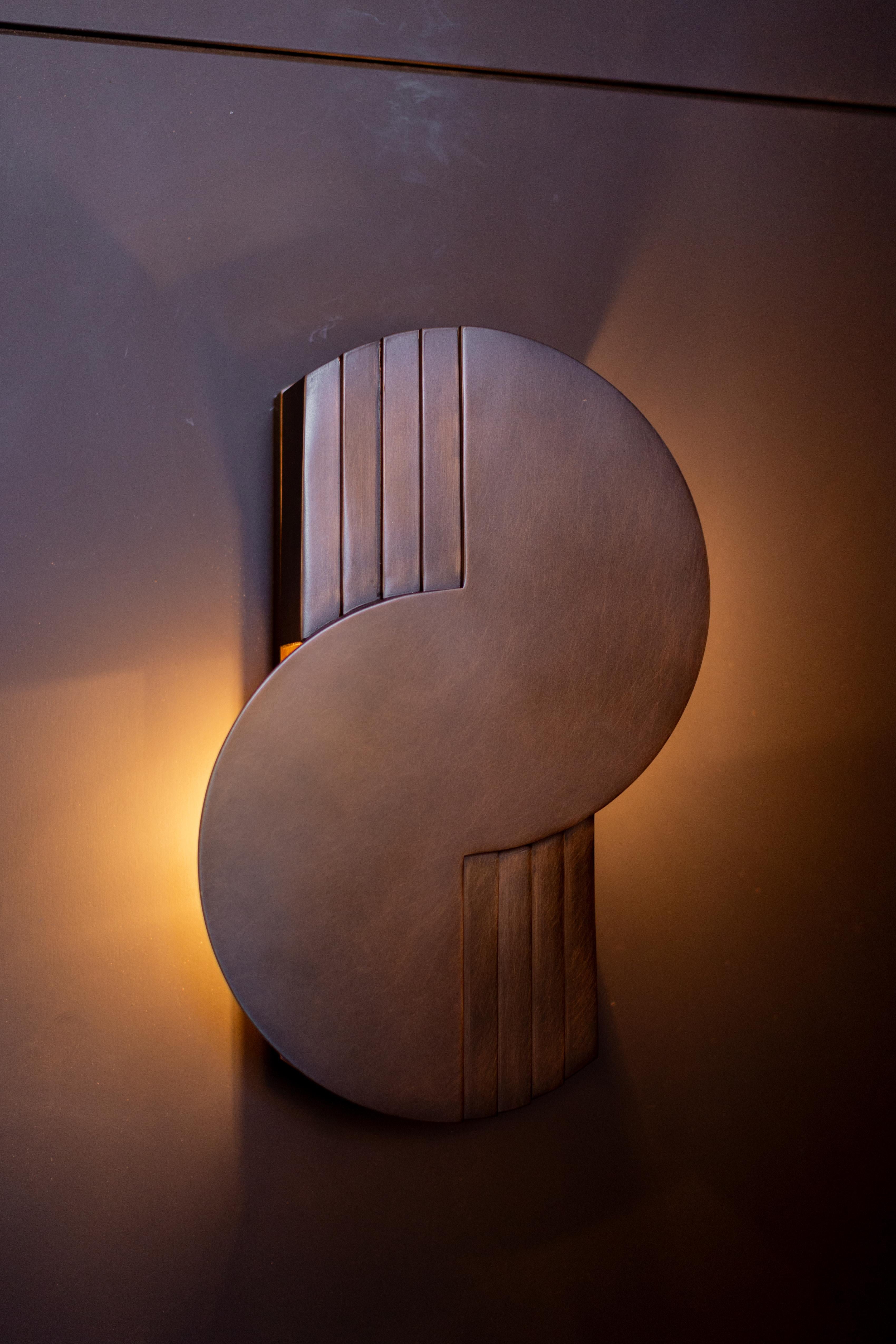 Ein Fächer mit schwebenden Flossen aus massivem Bronzeguss mit matter, ölgeriebener Oberfläche - Deko-inspirierte Kurven im modernistischen Sera-Stil.

Die Modelle der Collection'S werden in unserem Studio von erfahrenen Kunsthandwerkern individuell