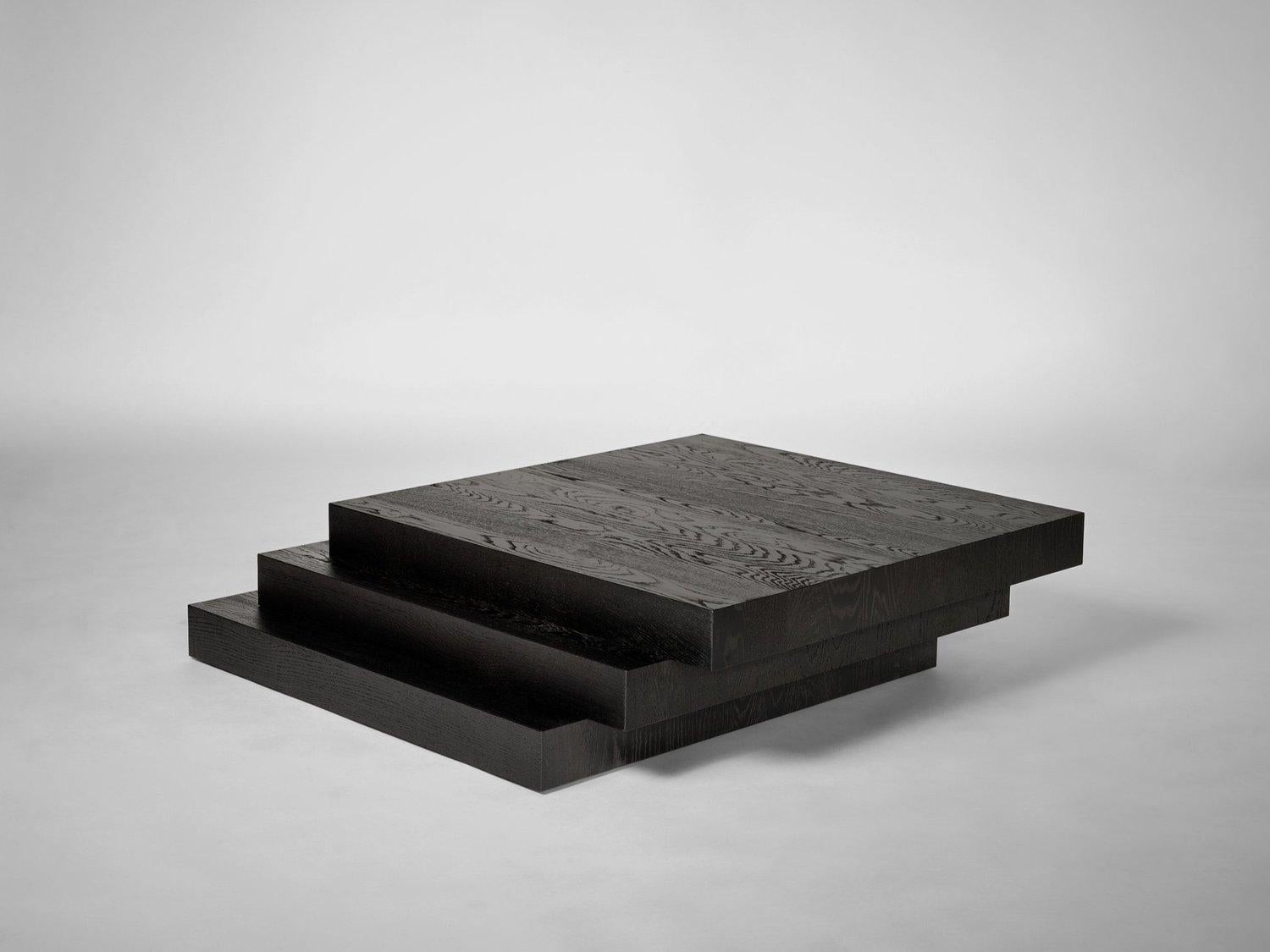 Tavolino da caffè quadrato Scalae 120 in Oak Oak europeo scuro di Mokko Amsterdam
Dimensioni: D 120 x L 120 x H 30 cm. 
Materiali: Oak Oak.

Disponibile in diverse opzioni di materiali e dimensioni. Disegnato da Aad Bos e realizzato nei Paesi Bassi.