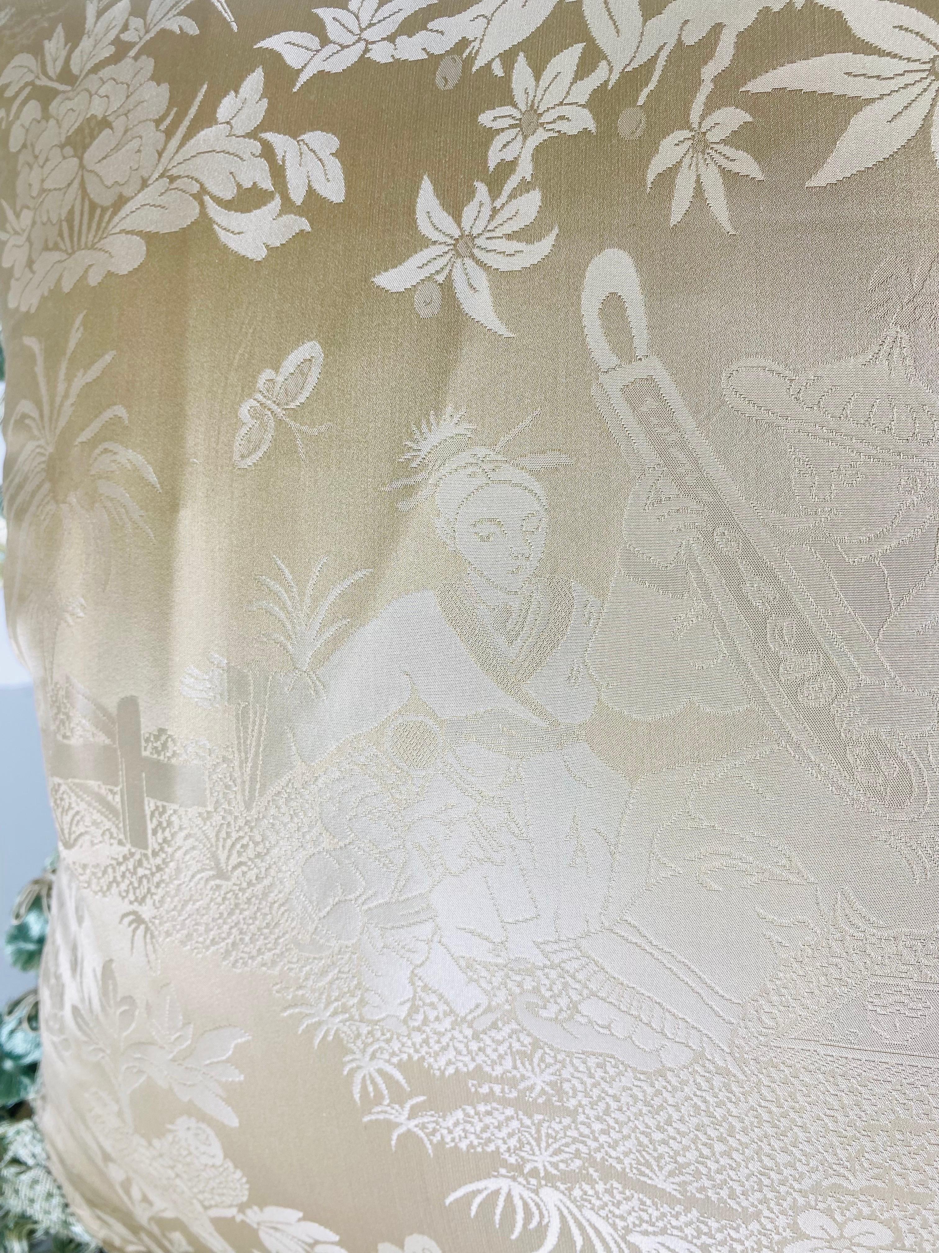 Dies ist ein Paar Chinoiserie-Seidendamast-Kissen. Diese weichen, hellbraunen Seidenkissen zeigen eine chinesisch inspirierte romantische Szene mit salbeigrünen Quasten am Rand. Die Rückseite ist ein hellbrauner Plüschsamt. Die Seide ist Vintage