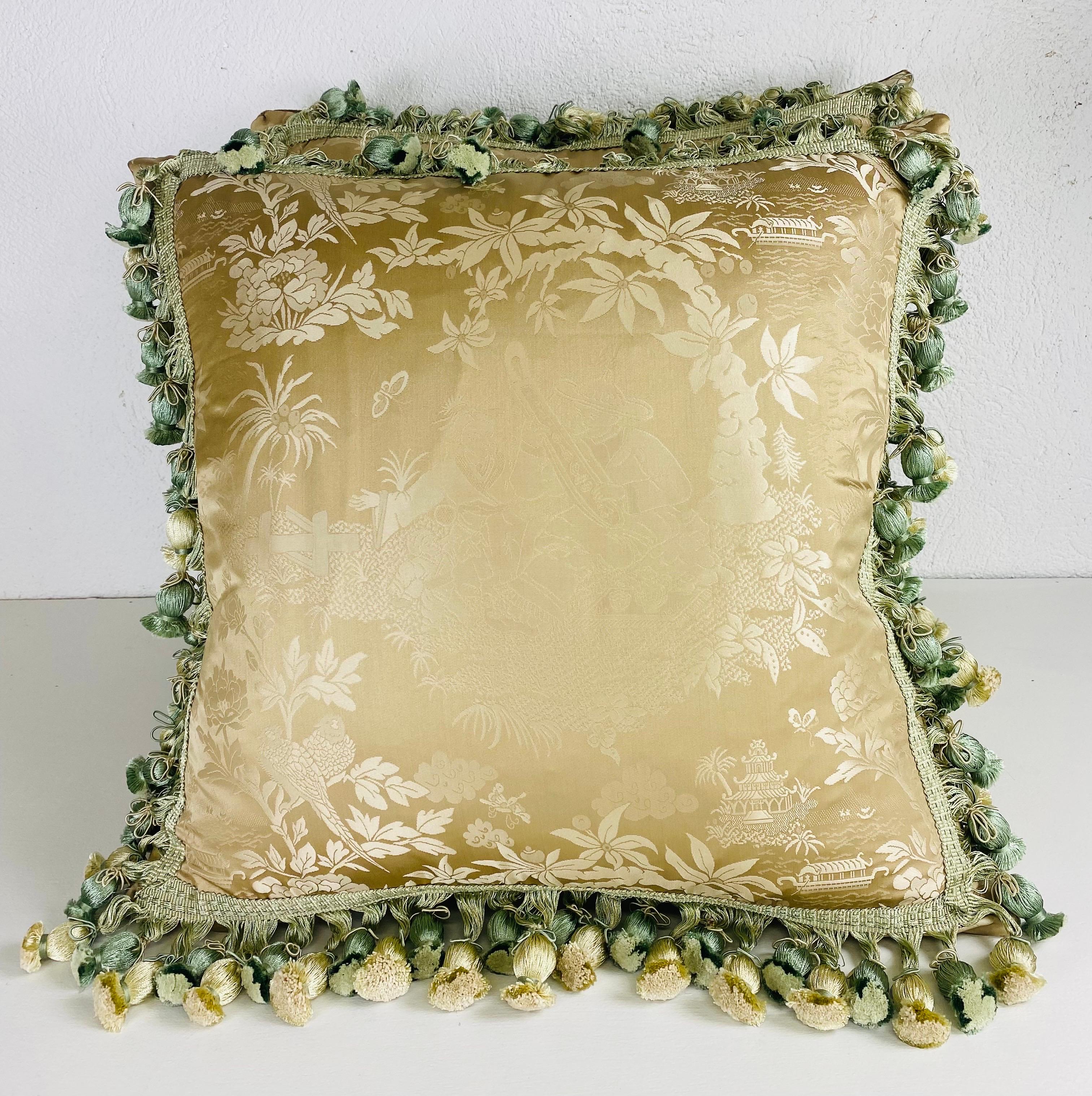 Scalamandre Chinoiserie-Seidenkissen mit Quasten/ ein Paar (21. Jahrhundert und zeitgenössisch) im Angebot