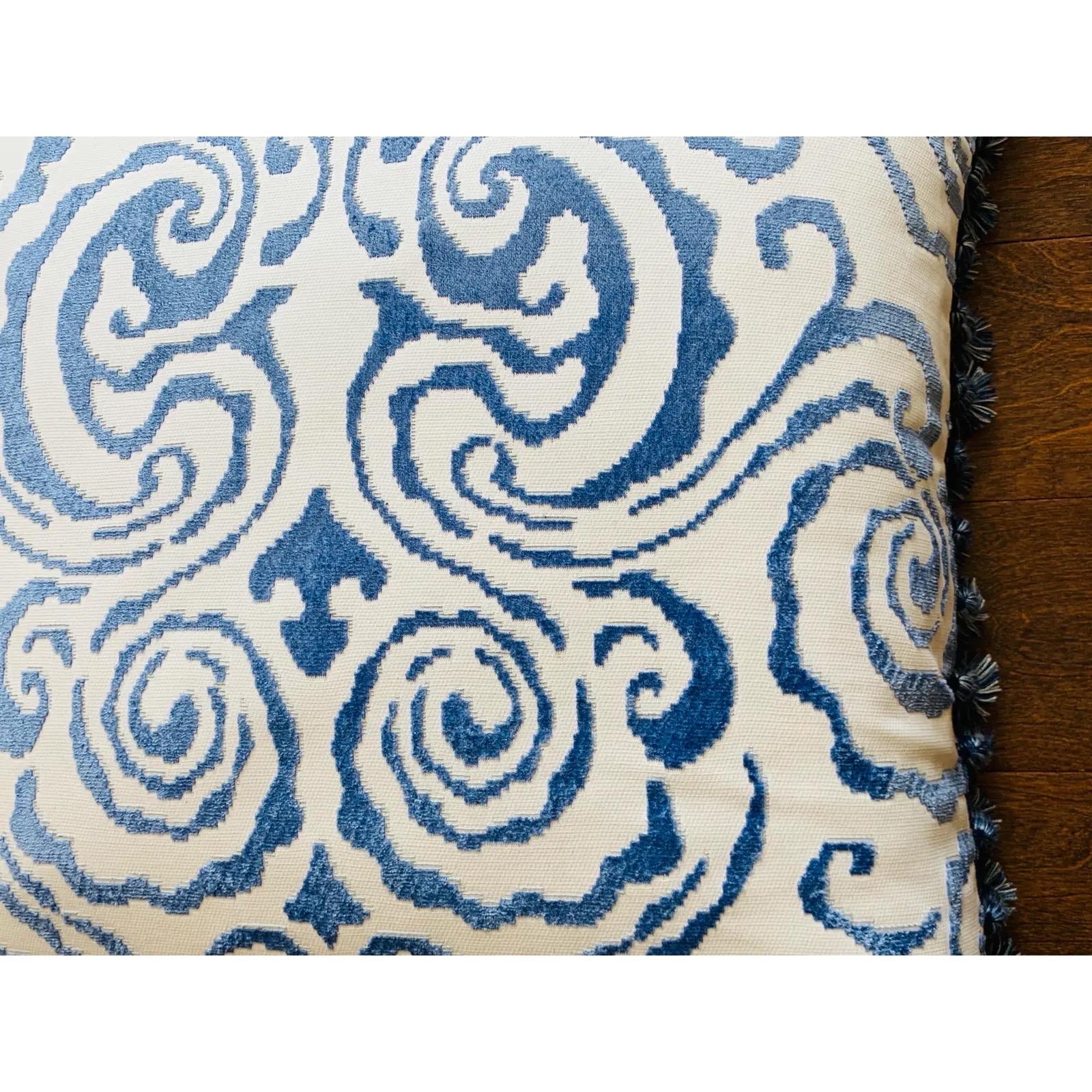 Paire d'oreillers 'Cirrus Velvet Damask' blancs et bleus avec franges, de Scalamandré en vente 1