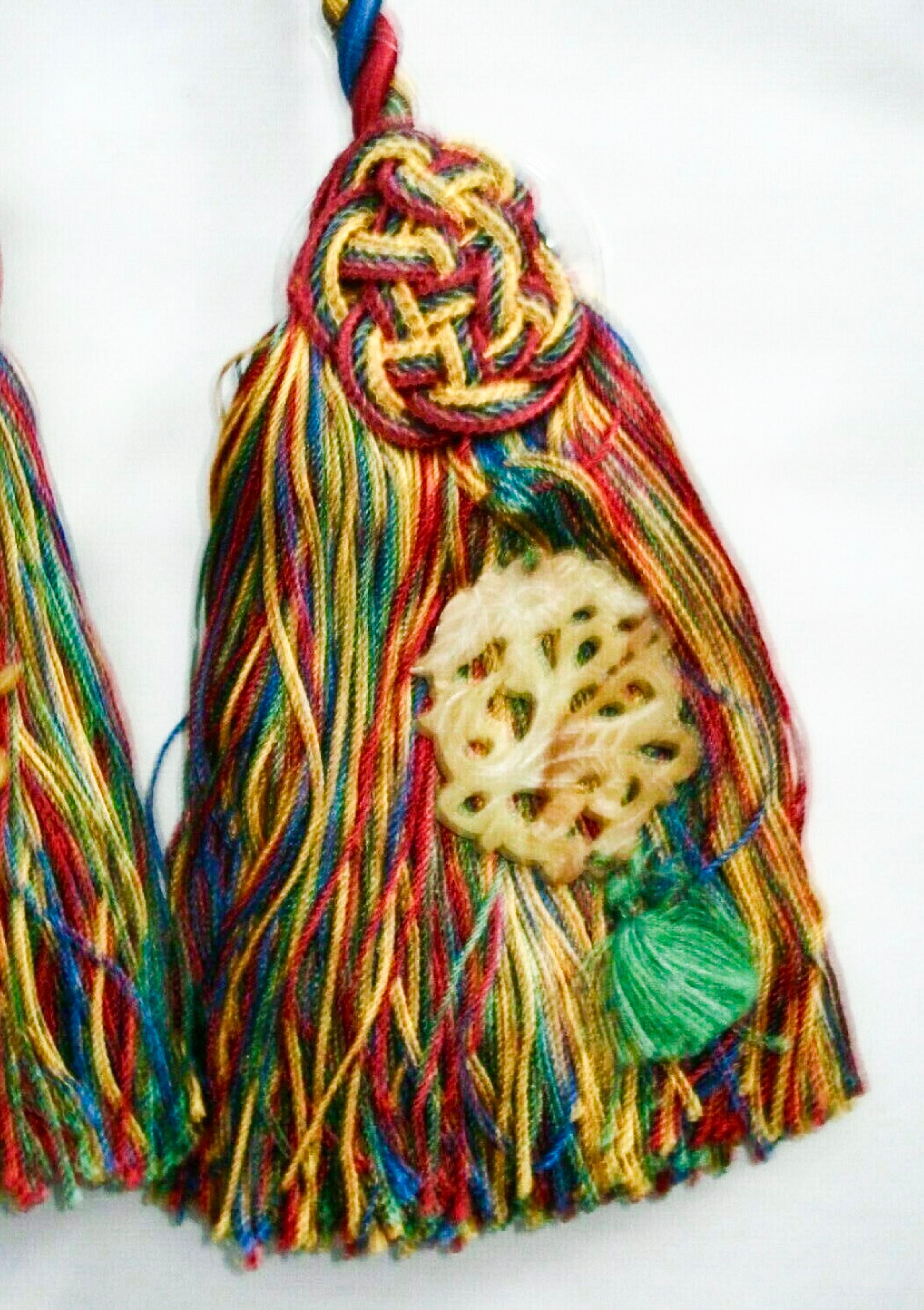Chinoiseries Cravate en soie à double pompon Scalamandre, jade sculpté, rouge, bleu en vente