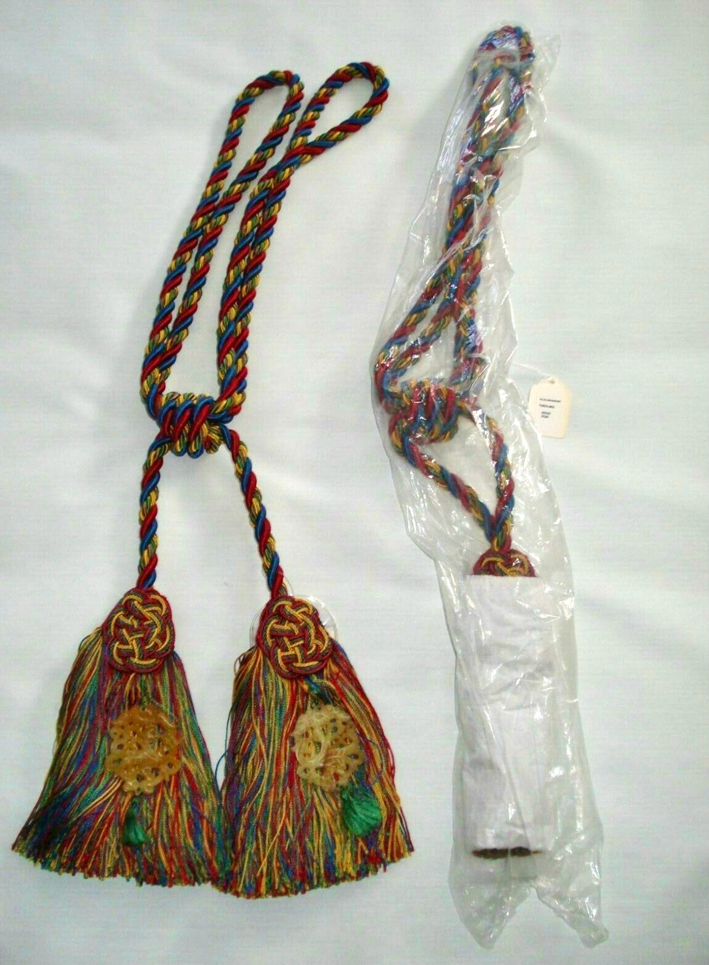 Scalamandre Herzogin-Kleiderbügel aus Seide mit doppelter Quaste, geschnitzte Jade, Rot, Blau (Chinoiserie) im Angebot