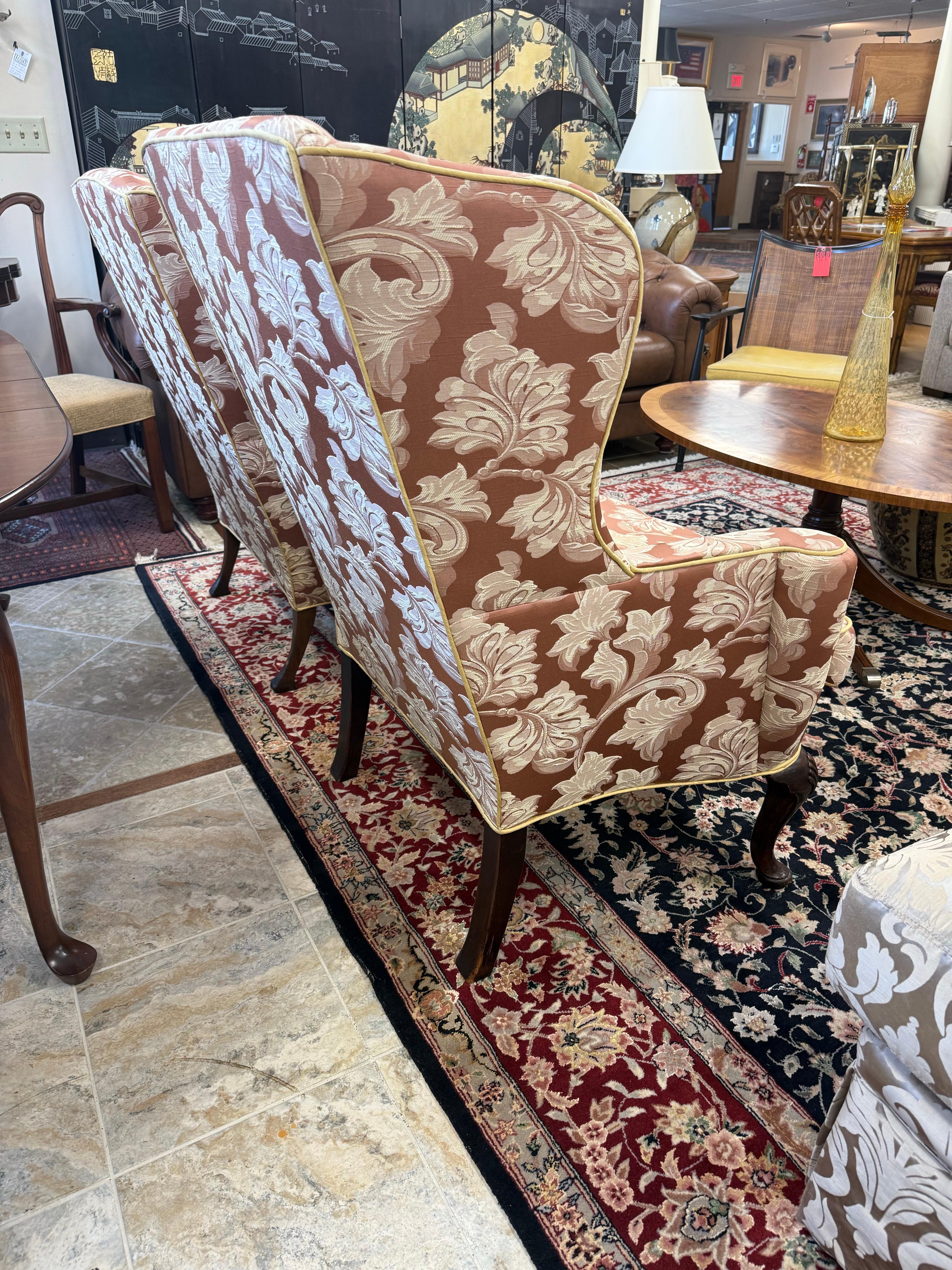 Pareja de Sillas Wingback Wingback Vintage de Tela Scalamandre a Medida Luis XV en venta