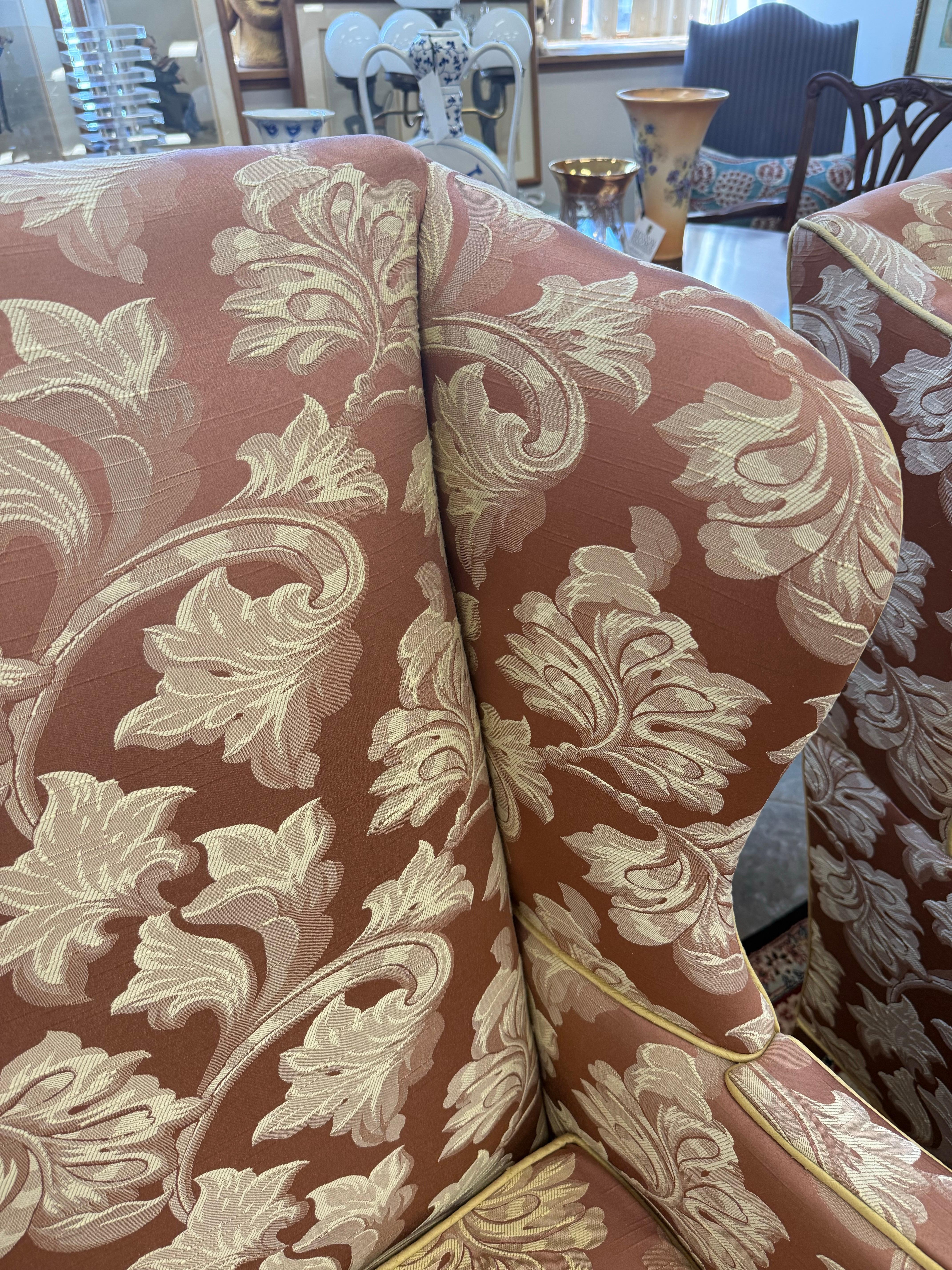 Pareja de Sillas Wingback Wingback Vintage de Tela Scalamandre a Medida Francés en venta