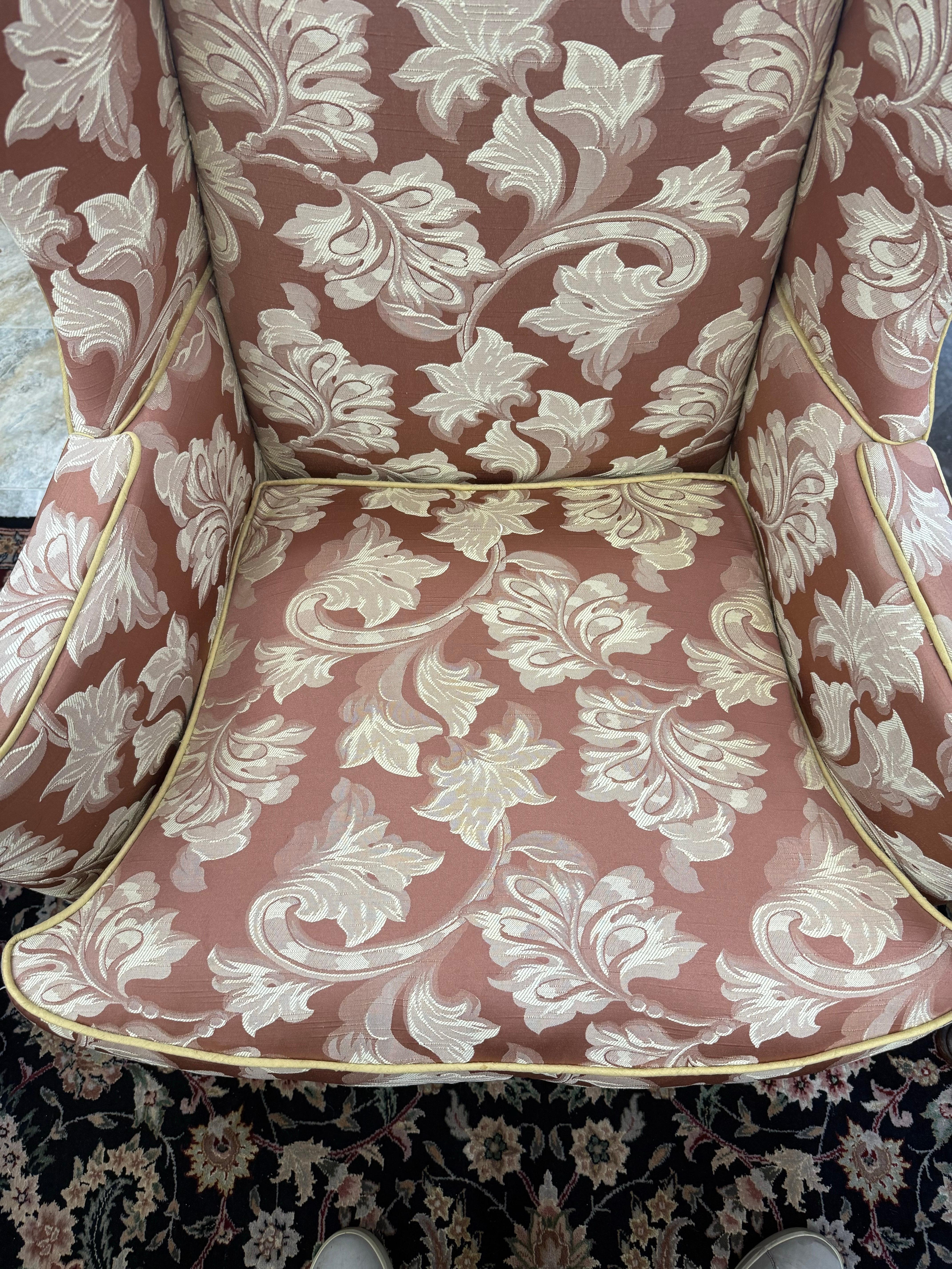 Pareja de Sillas Wingback Wingback Vintage de Tela Scalamandre a Medida en Bueno estado para la venta en West Hartford, CT