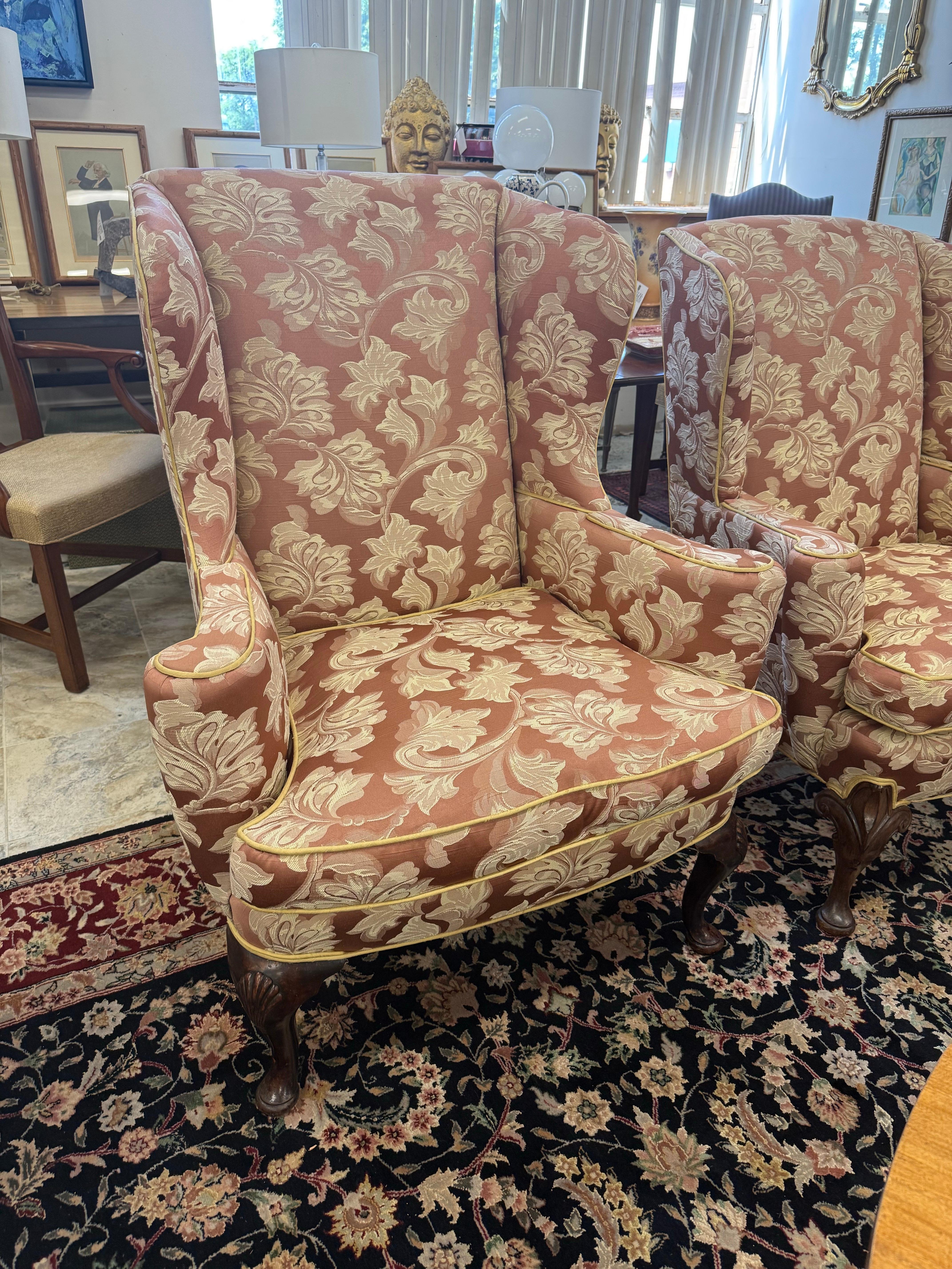 Pareja de Sillas Wingback Wingback Vintage de Tela Scalamandre a Medida mediados del siglo XX en venta
