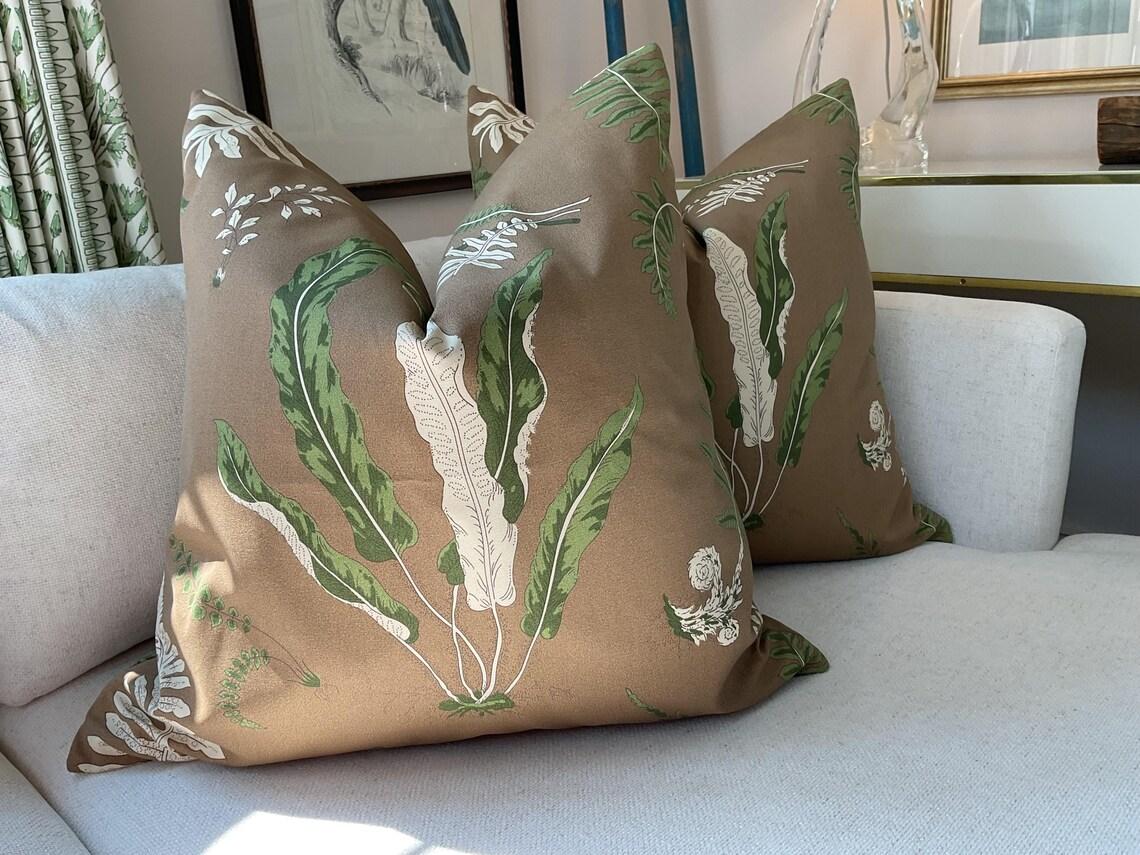 Ich liebe diese Abdeckungen für drinnen und draußen!

Der Stoff Elsie de Wolfe von Scalamandre ist eine exquisite Mischung aus Eleganz und Launenhaftigkeit. Dieses luxuriöse Textil zeichnet sich durch ein charmantes Muster aus, das vom Stil der