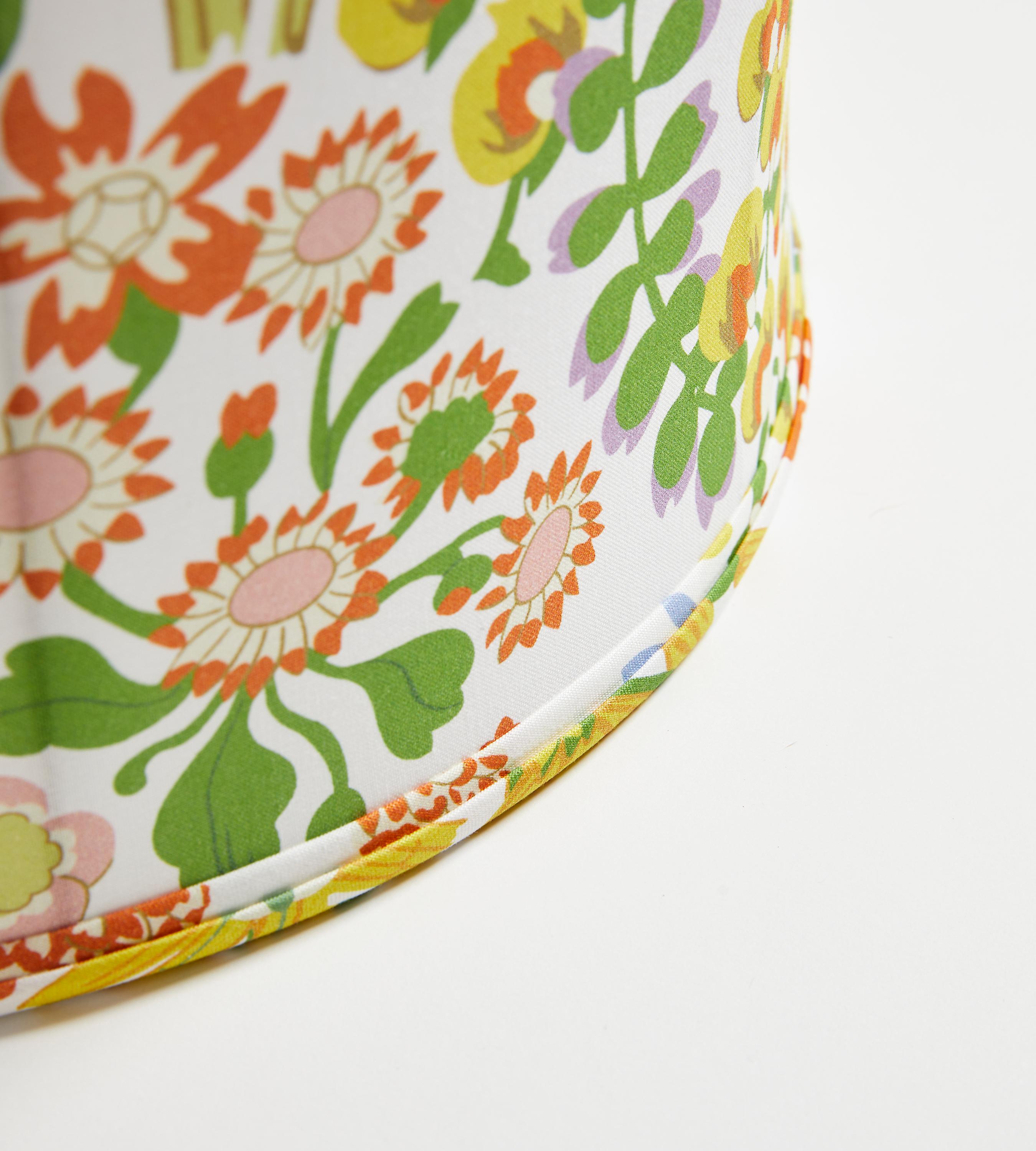 Nymph Floral, un motif très apprécié de Grey Watkins, est disponible sous forme de tissus imprimés, de coussins luxueux et, désormais, de magnifiques abat-jour fabriqués à la main dans des styles tambour et plissé. Nouvelle interprétation d'un