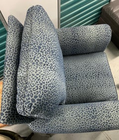 Fauteuil à jupe en velours imprimé léopard Scalamandre:: bras roulé:: personnalisé:: CLEARANCE