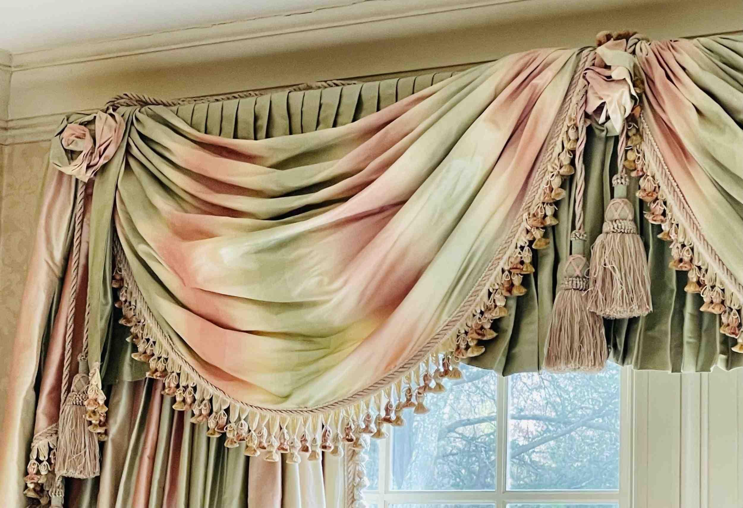 Américain Traitements de fenêtre Scalamandre, rideaux, draperie rayée arc-en-ciel, frangée et doublée en vente