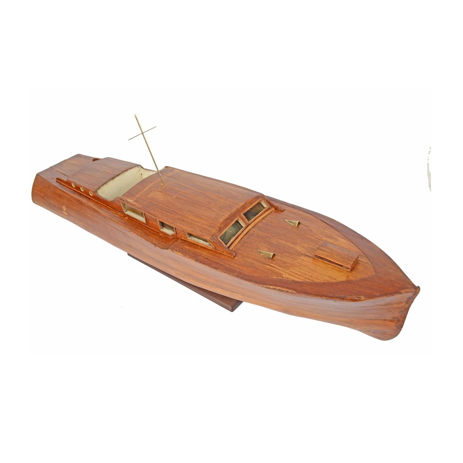 Scale model of an English motor yacht from the 1930s, oak planking hull. Measures: Length 98 cm - 38.58 inches, width 25 cm - 9.84 inches, height with base 25 cm - 9.84 inches. Good condition.