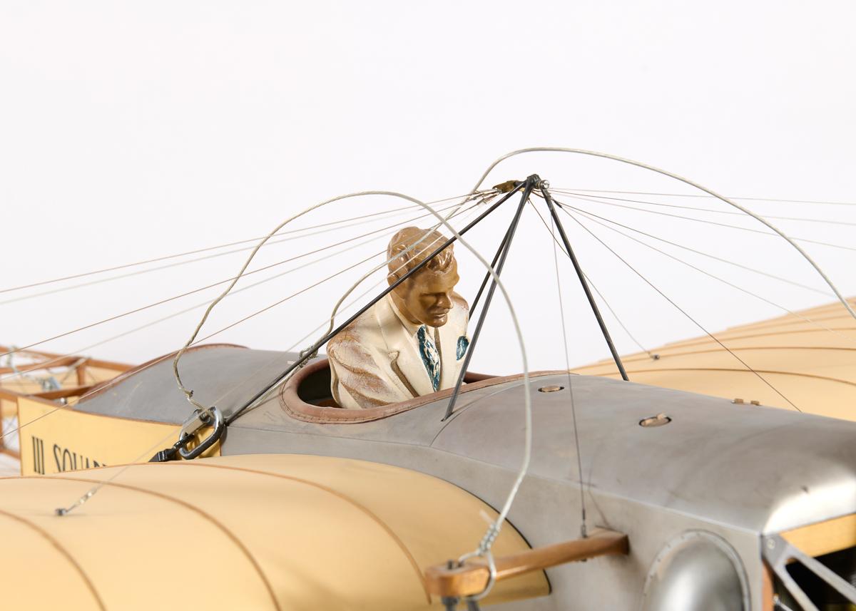 Cette charmante maquette d'avion provient de la collection personnelle de Thierry Despont (1948 - 2023), peut-être plus connu pour son cabinet d'architecture - qui a joué un rôle essentiel dans la restauration de la Statue de la Liberté, la