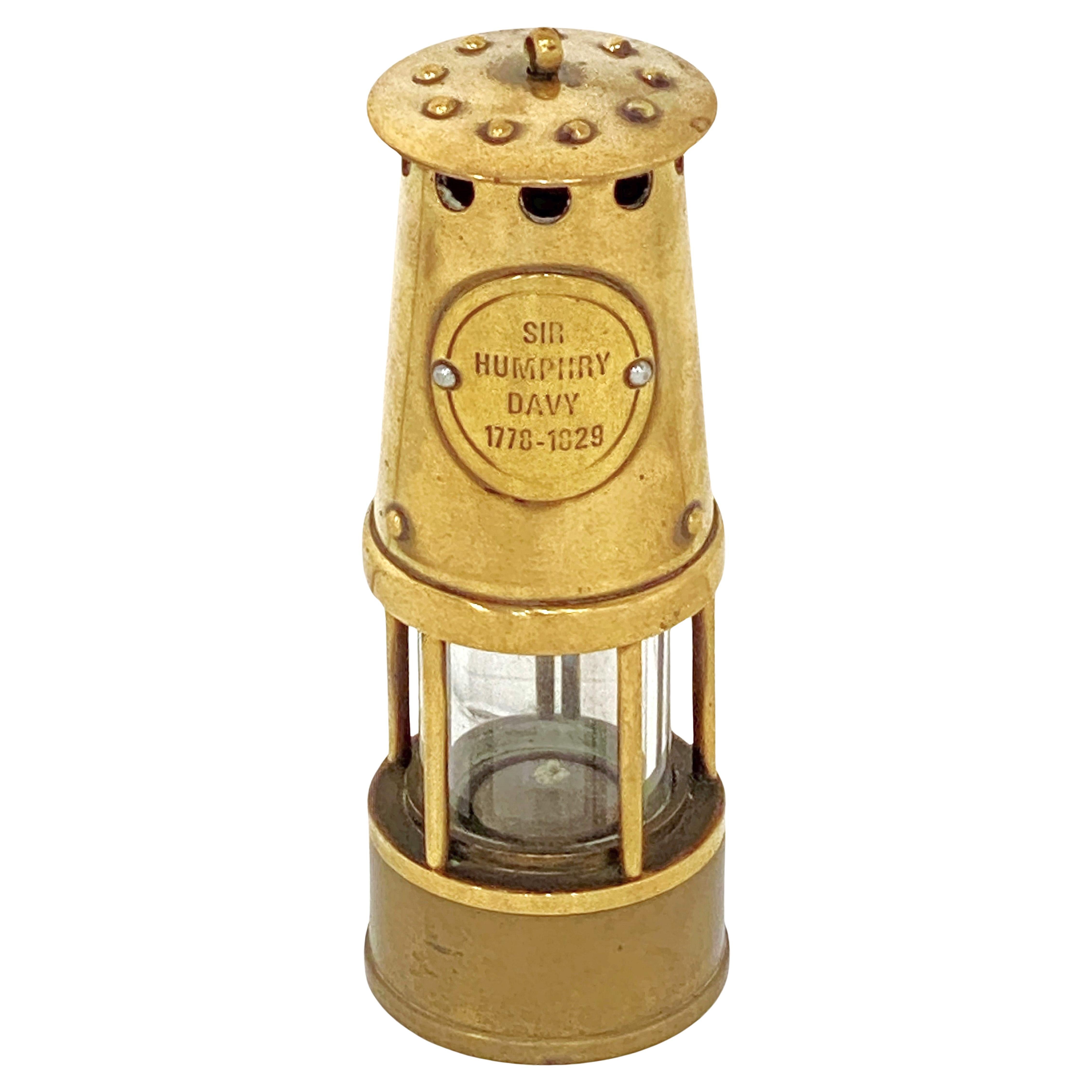 Ein feines, maßstabsgetreues Modell einer alten englischen Grubenlampe oder Sicherheitslaterne eines Inspektors aus Messing in funktionstüchtigem Zustand.

Die Inschrift lautet:  