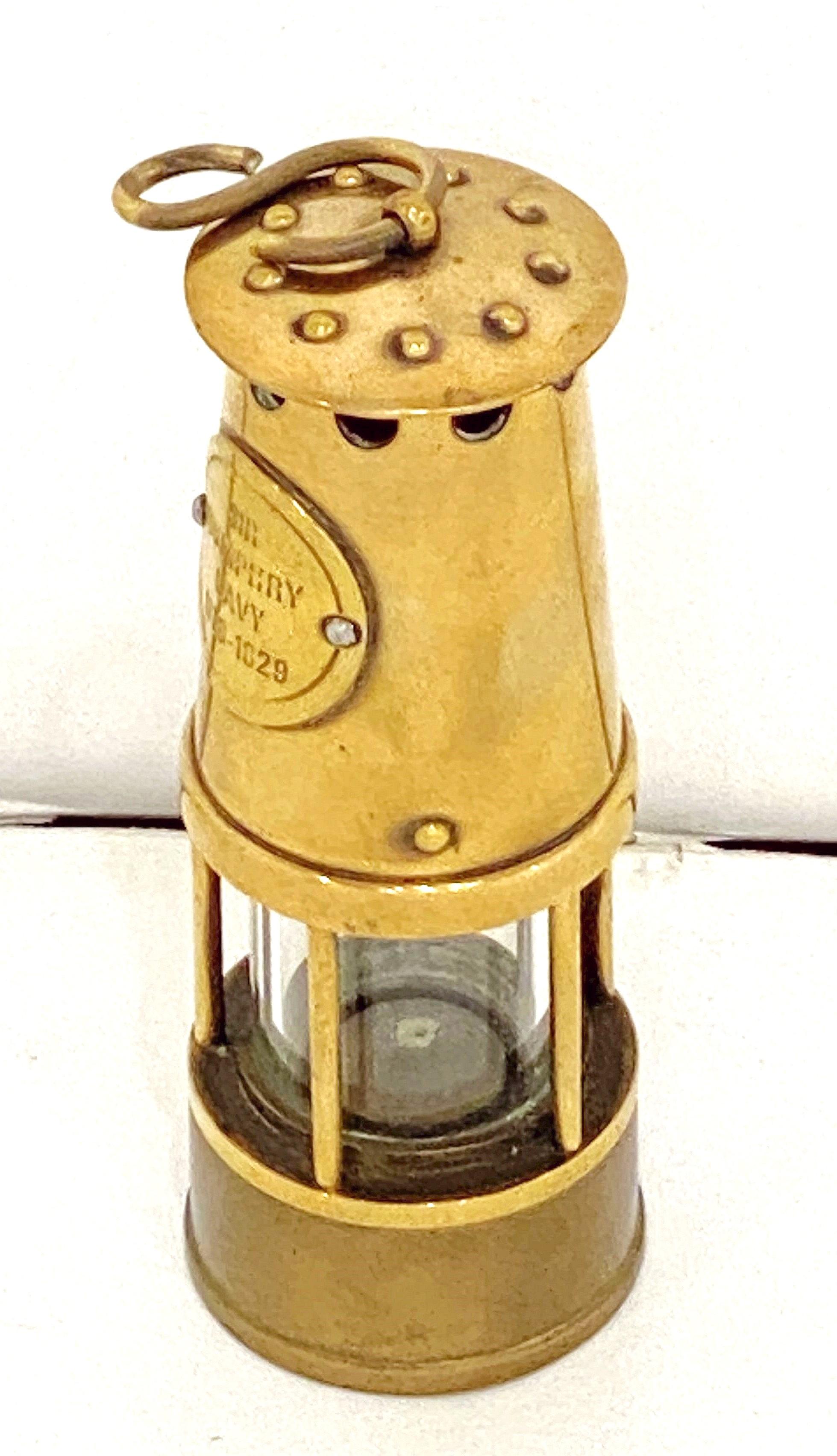 Scale-Modell einer englischen Bergarbeiter-Sicherheitslampe oder Inspektor-Laterne aus Messing (20. Jahrhundert) im Angebot