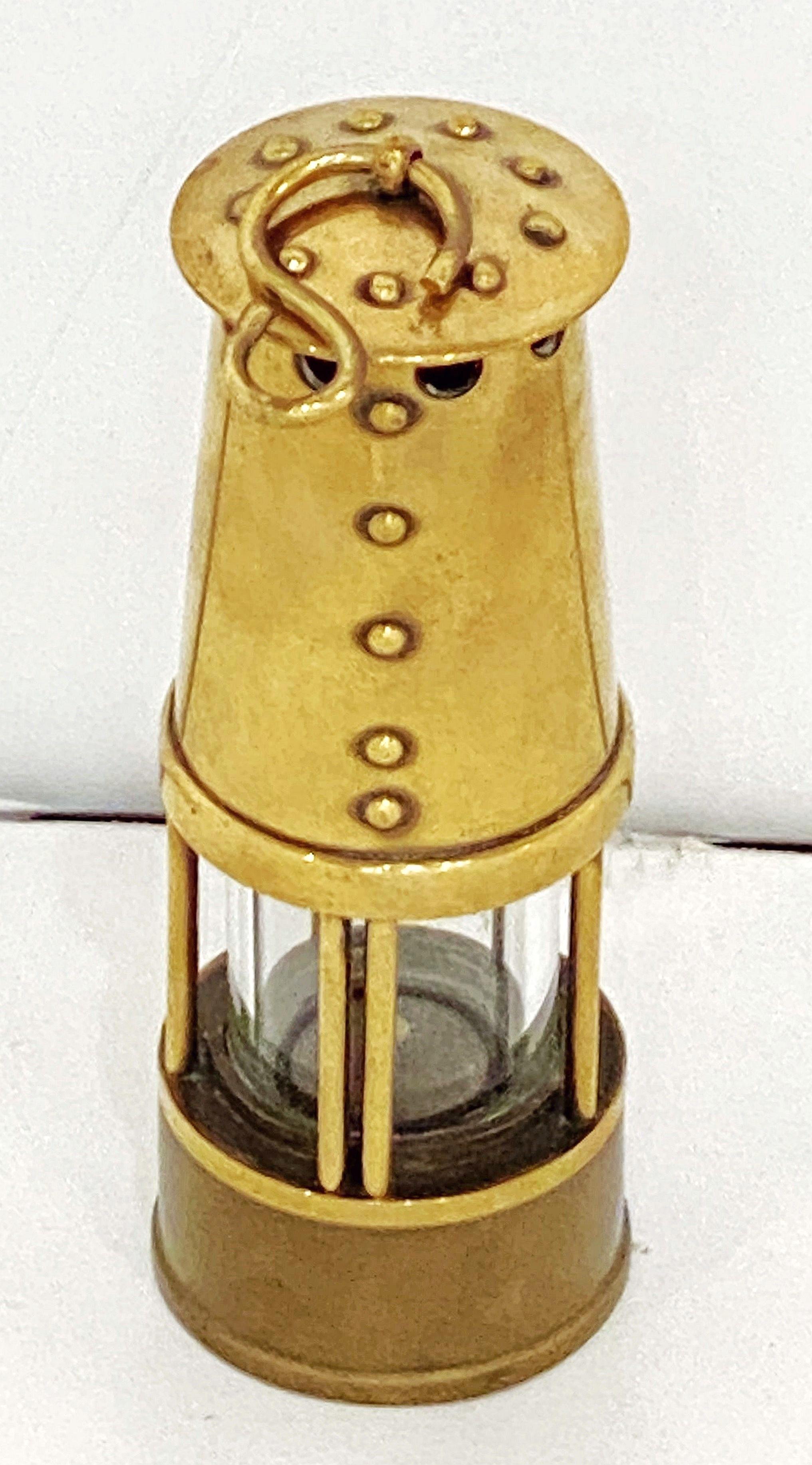Scale-Modell einer englischen Bergarbeiter-Sicherheitslampe oder Inspektor-Laterne aus Messing (Metall) im Angebot