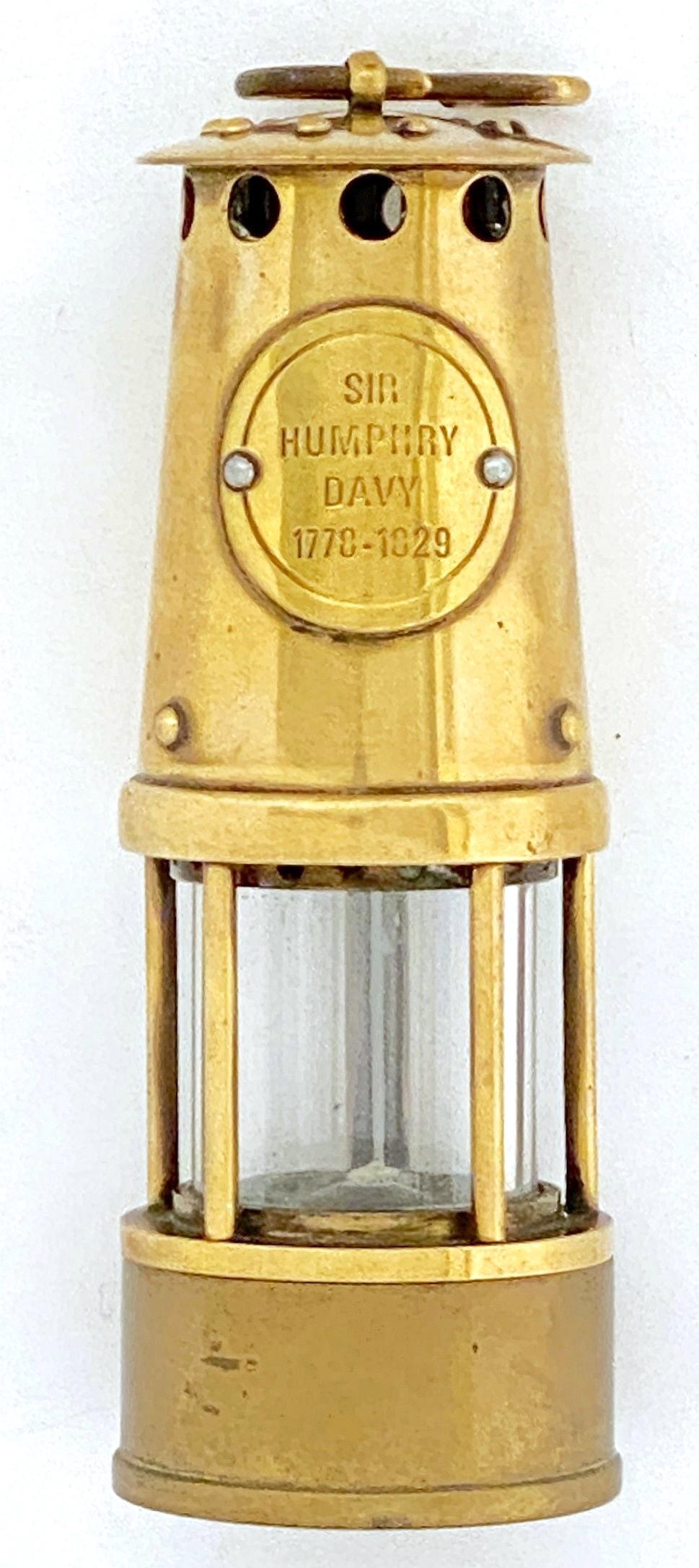 Scale-Modell einer englischen Bergarbeiter-Sicherheitslampe oder Inspektor-Laterne aus Messing im Angebot 1