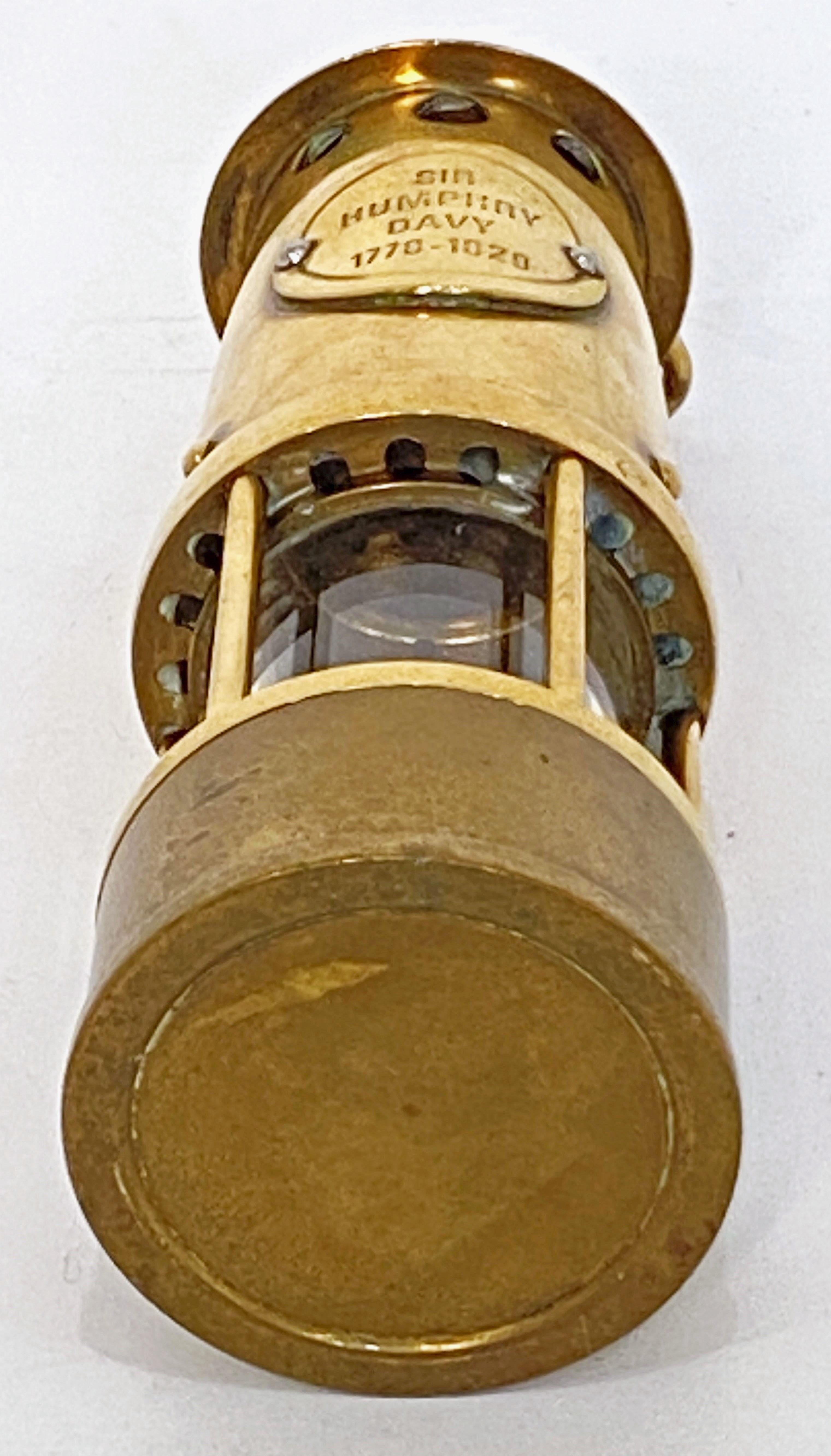 Scale-Modell einer englischen Bergarbeiter-Sicherheitslampe oder Inspektor-Laterne aus Messing im Angebot 2
