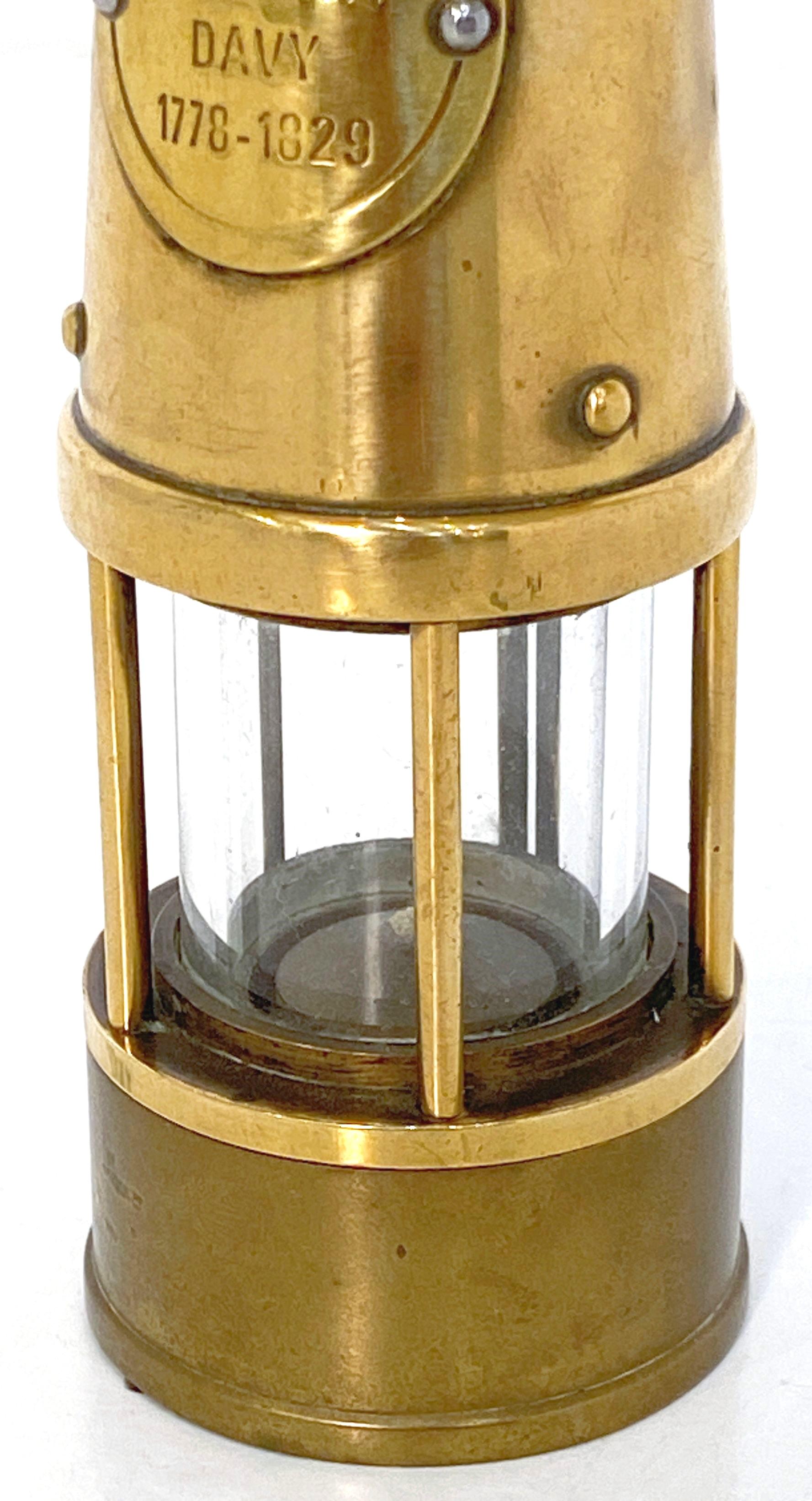 Scale-Modell einer englischen Bergarbeiter-Sicherheitslampe oder Inspektor-Laterne aus Messing im Angebot 3