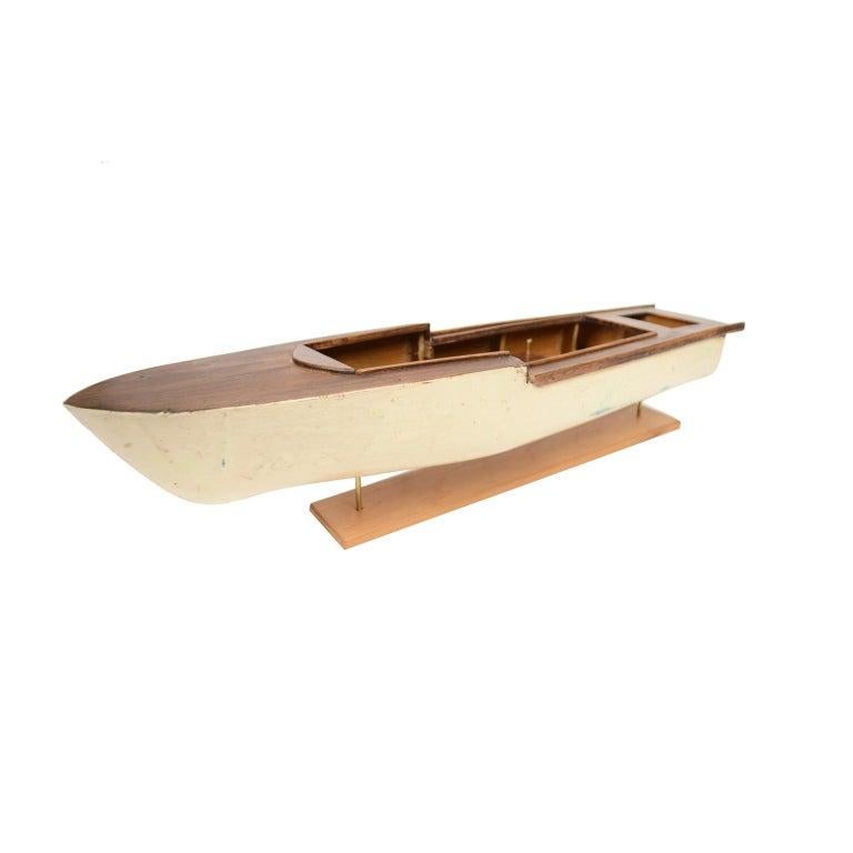 Scale model of an English motorboat (antique motor yacht) from the 1950s, wooden planking hull. Measures: Length 57 cm, 23.44 inches, width 13.5 cm, 5.3 inches, height with base 13 cm, 5.1 inches. Good condition.
 