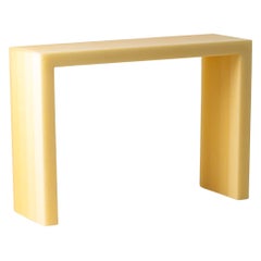 Console/table console en résine jaune par Facture, REP par Tuleste Factory