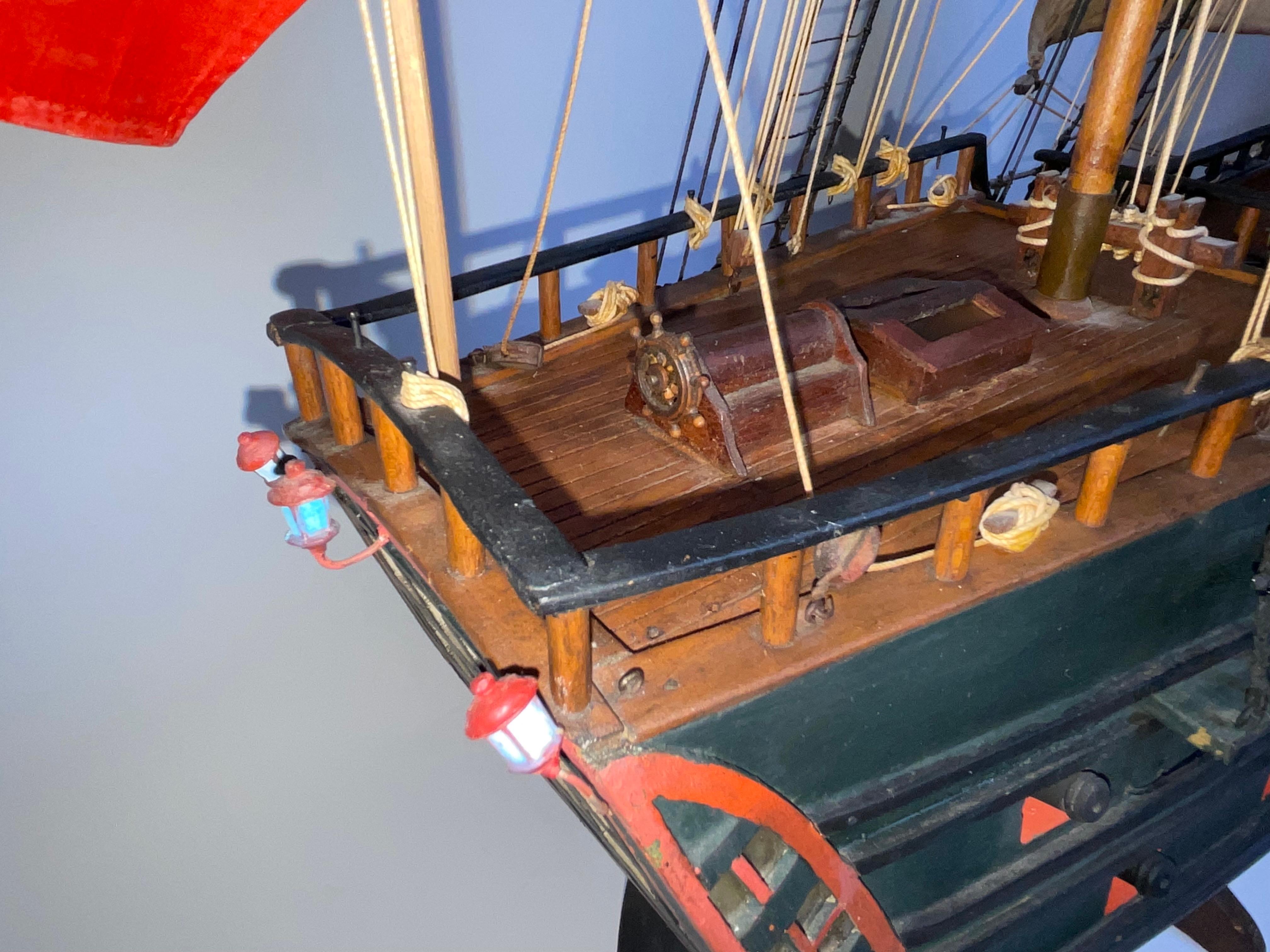 Modèle de bateau à grande échelle d'une frigate anglaise en vente 8