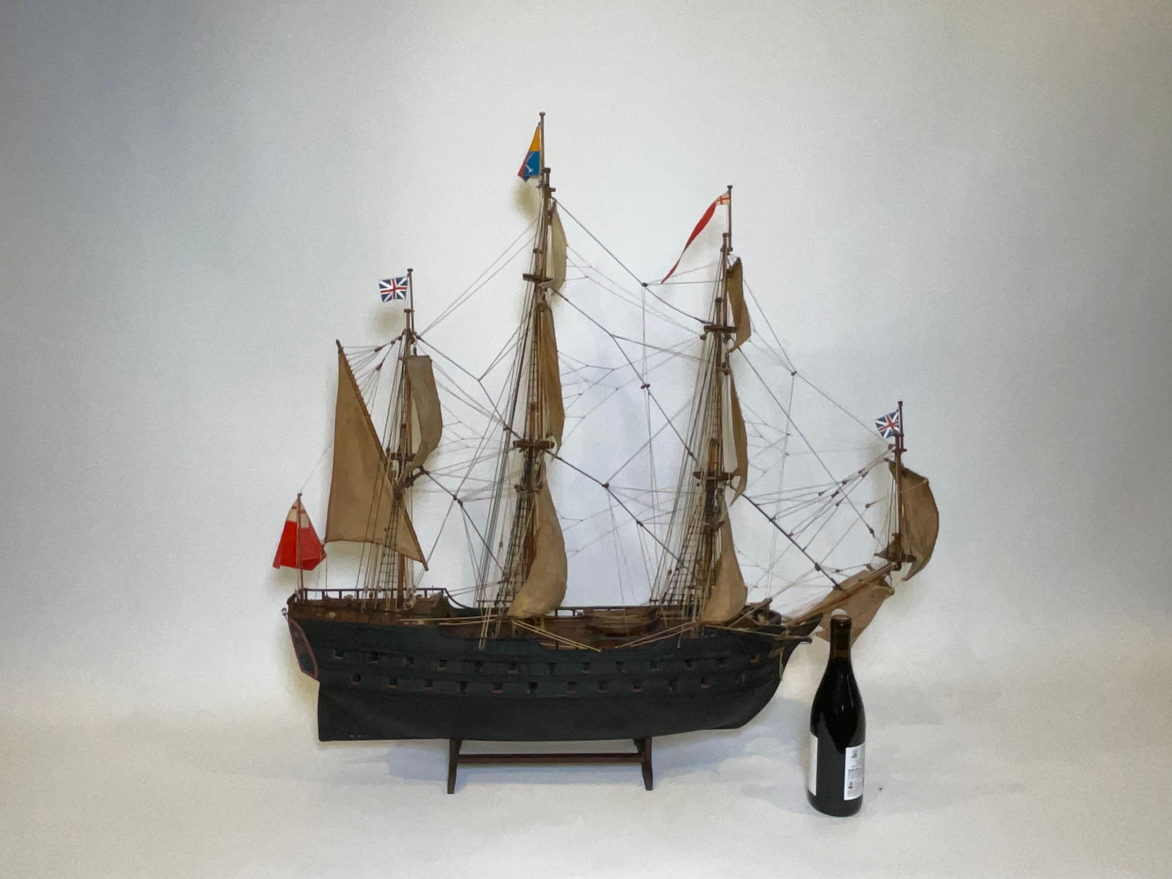 Modèle d'une frégate royale britannique datant du début du XXe siècle. gréé d'un ensemble de dix voiles. Trois ponts de canons avec des canons qui sortent des sabords. Les haubans sont correctement arrimés et toutes les cordes de maintien et de