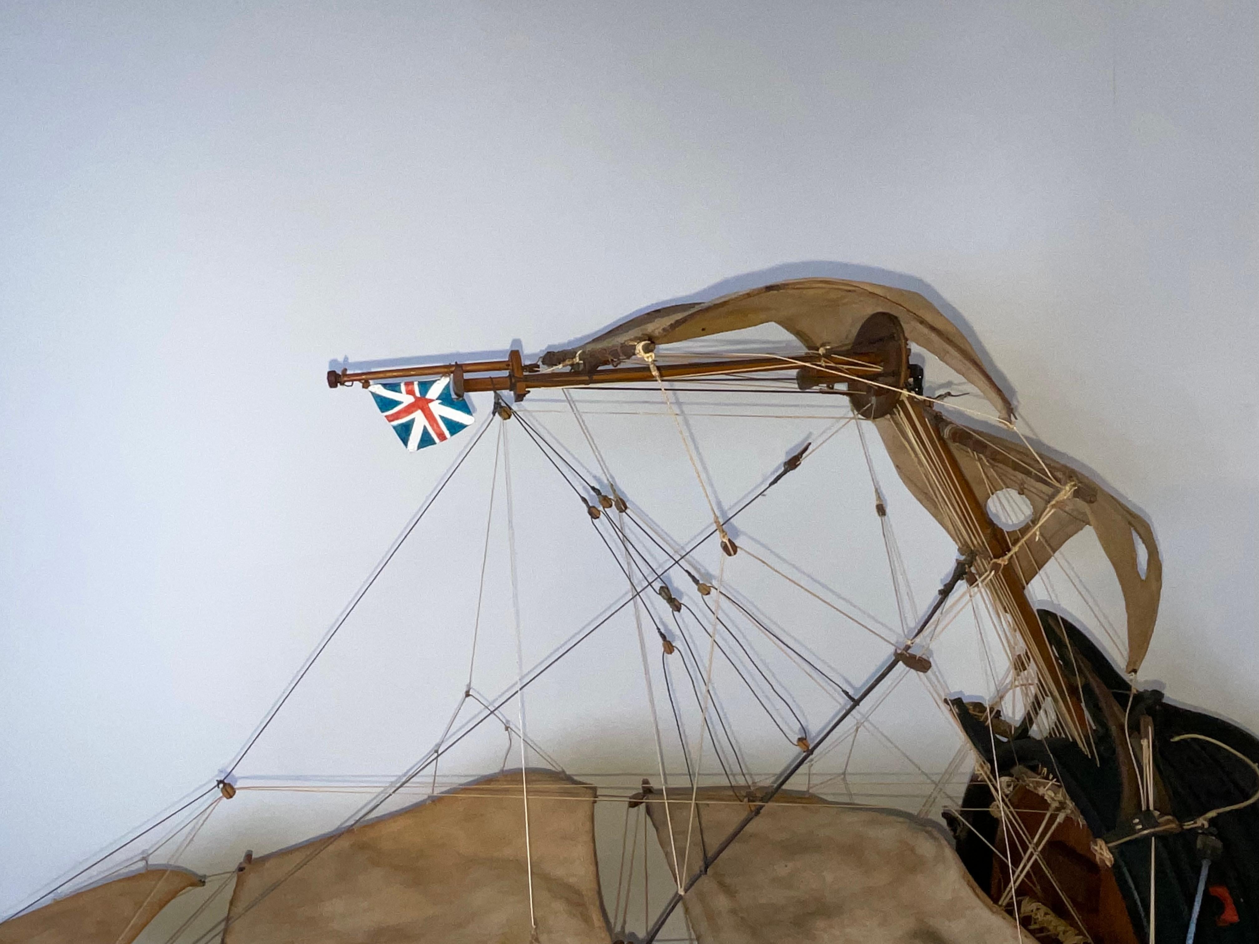 Modèle de bateau à grande échelle d'une frigate anglaise Bon état - En vente à Norwell, MA