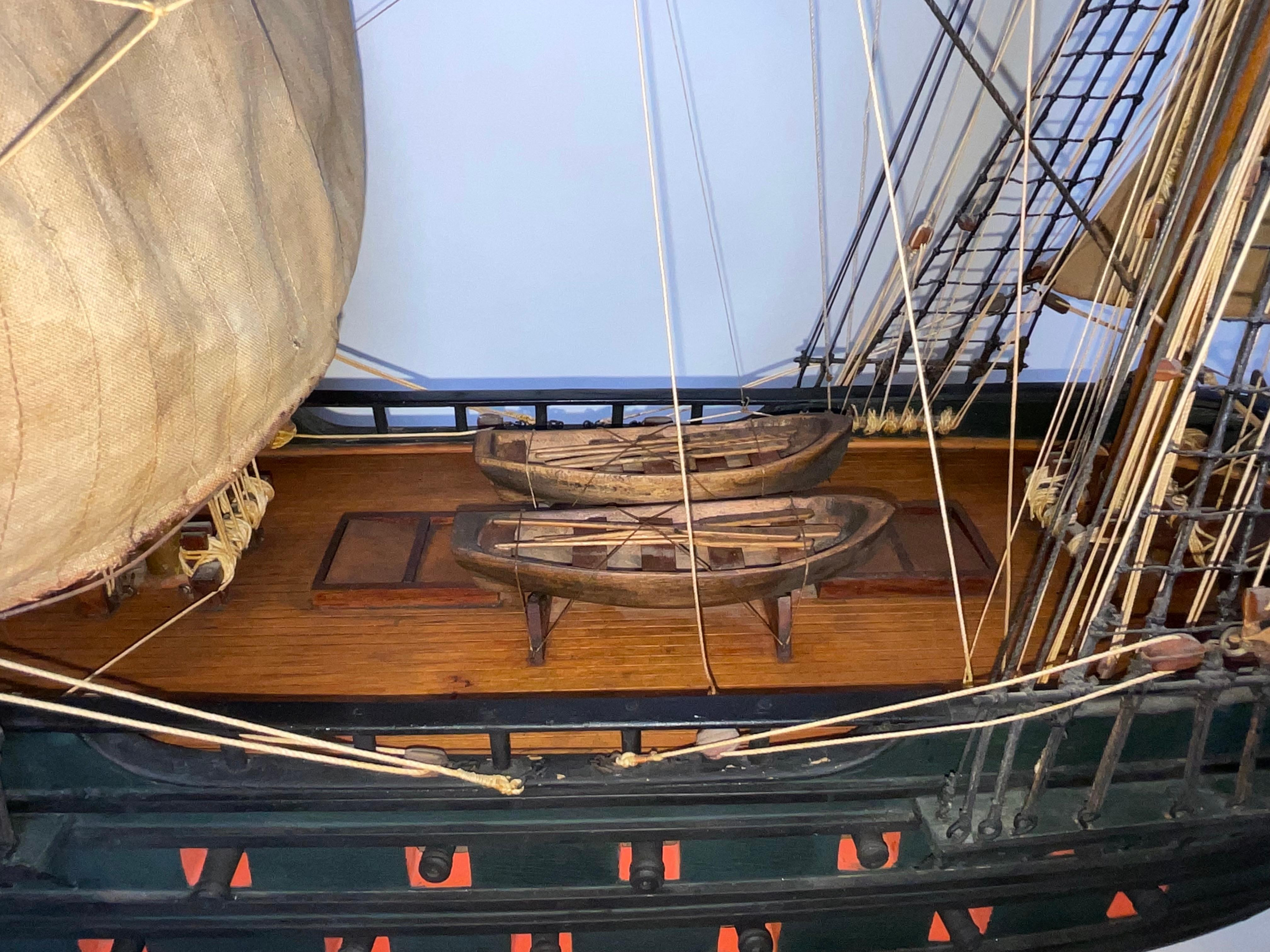Modèle de bateau à grande échelle d'une frigate anglaise en vente 2