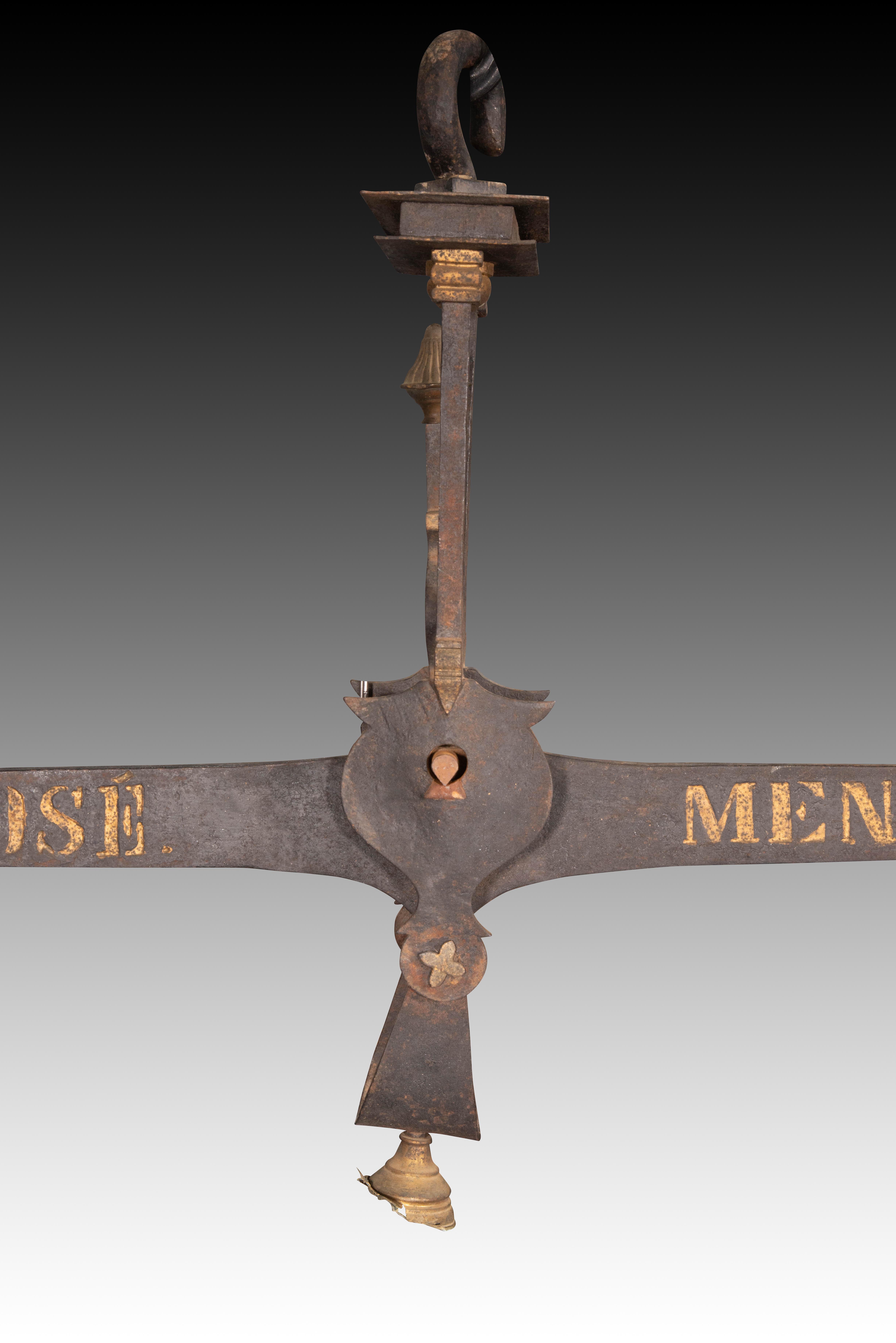  Bilancia con pesi. Ferro. Vedova di José Menaya, Valencia (Spagna), intorno alla seconda metà del XIX secolo. 
Bilancia in ferro composta da un braccio oscillante con una struttura a ciascuna estremità da cui pendono dei ganci e da elementi al