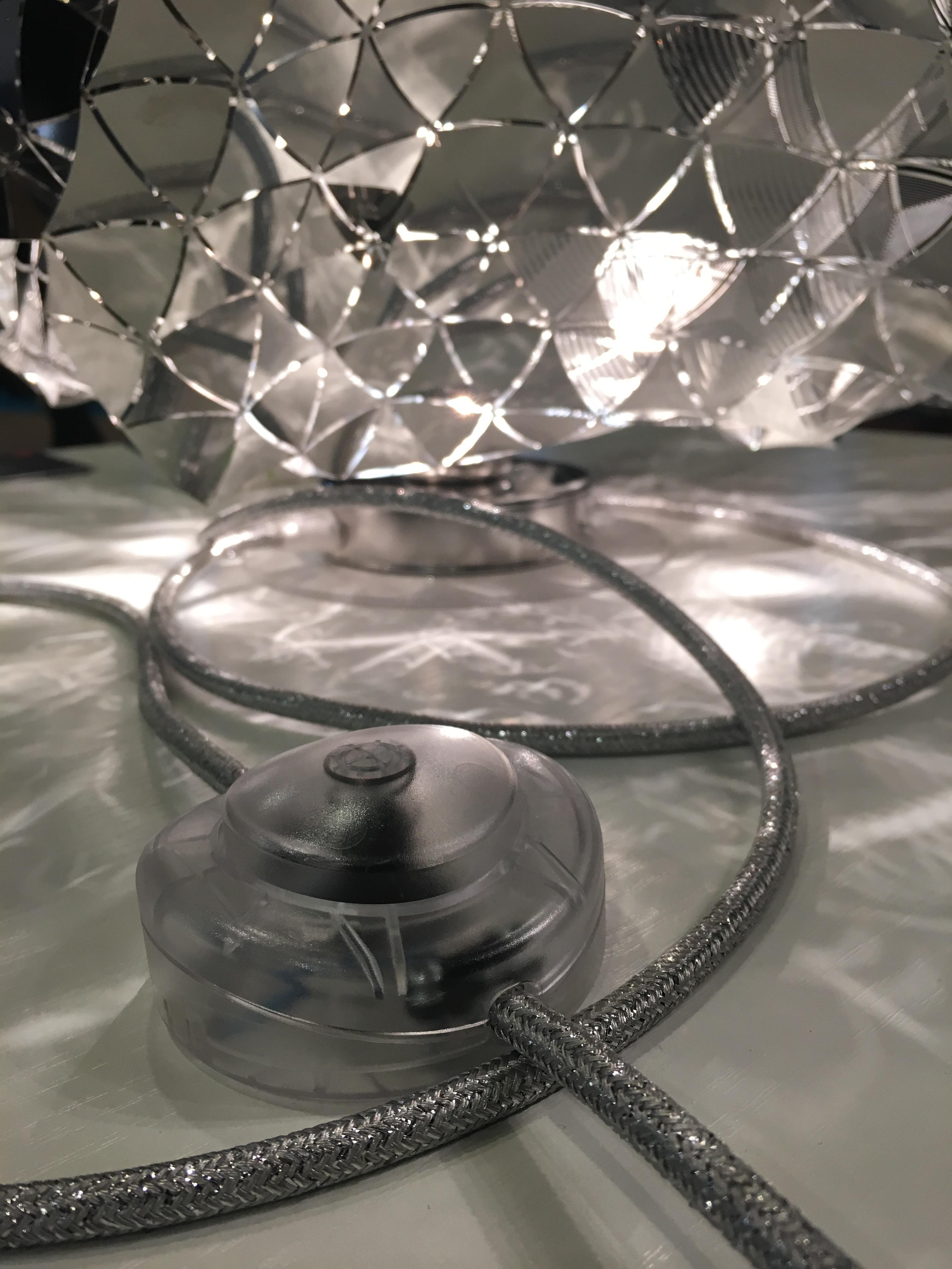 Lámpara de mesa Scales de acero Contemporáneo en venta