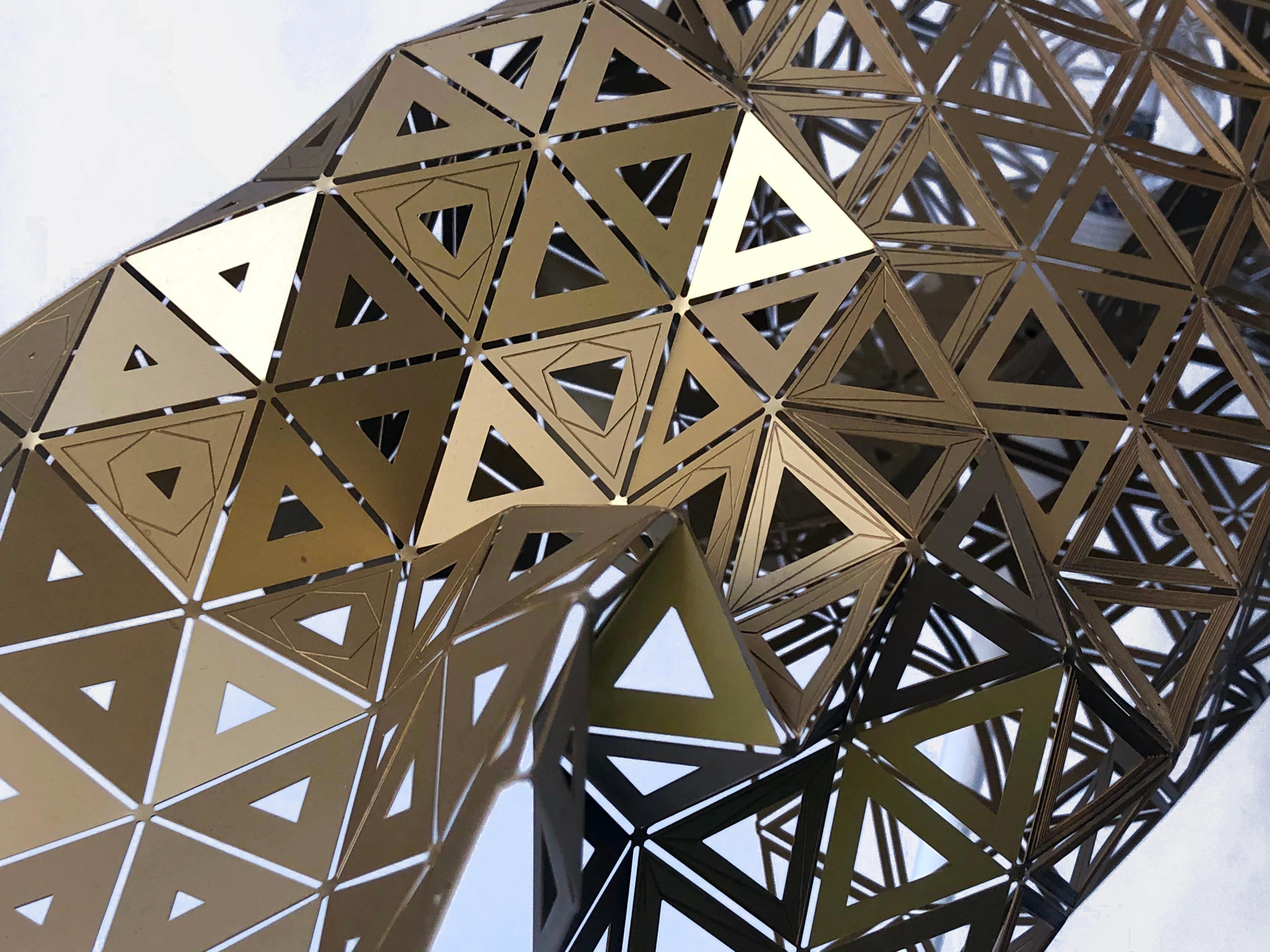 Table lamp  of the Scales collection Satin brass lampshade, white painted metal base.
The lampshade is made of a very thin brass foil with geometric designs. All lampshades are made with the most precise cutting technology, yet the final folding is