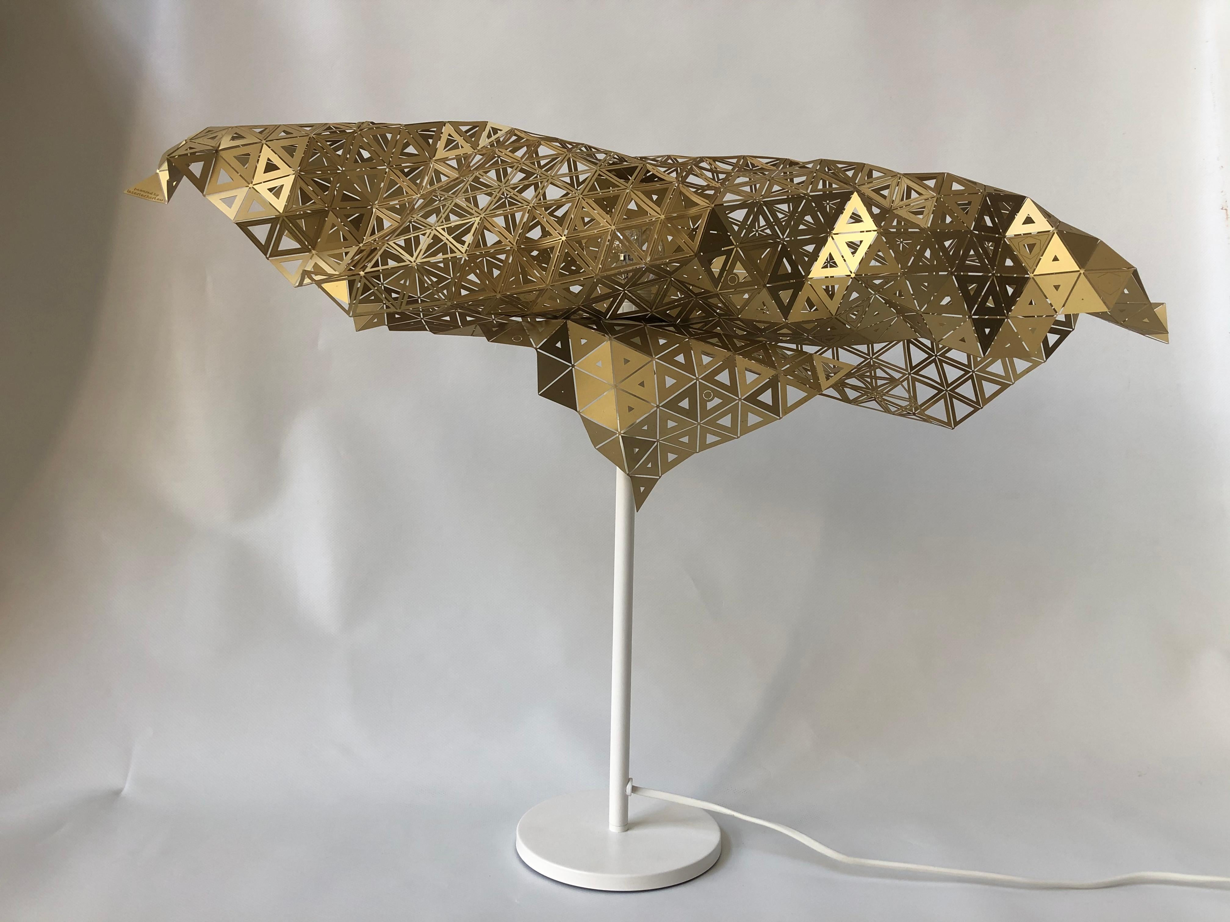 Scales, brass table lamp with engravings In New Condition For Sale In Milano, IT