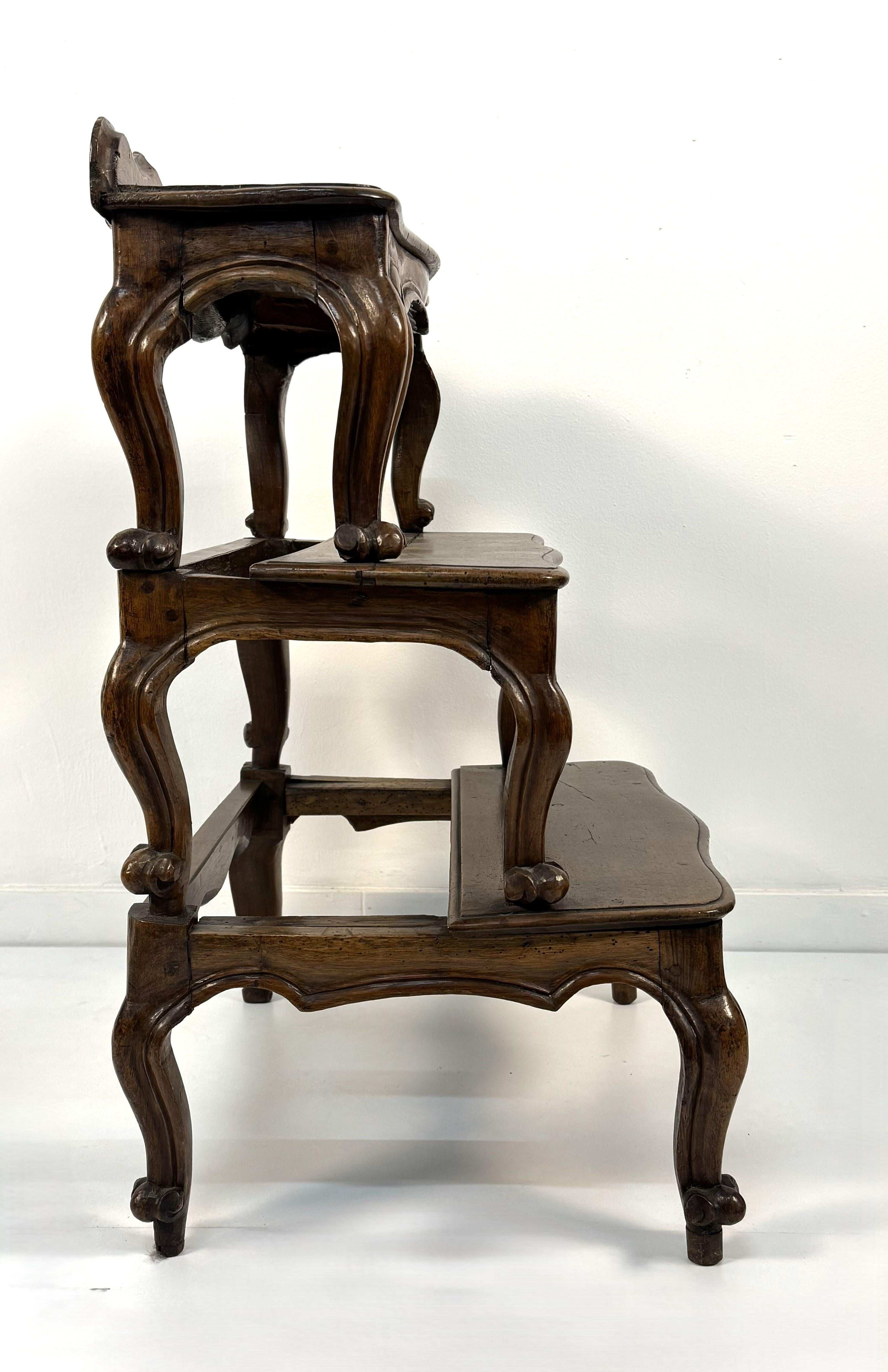 Scaletta da biblioteca in noce, XVIII secolo a tre gradini, ad angoli smussati, cintura e montanti sagomati con piedi a ricciolo, cm 73x54x43