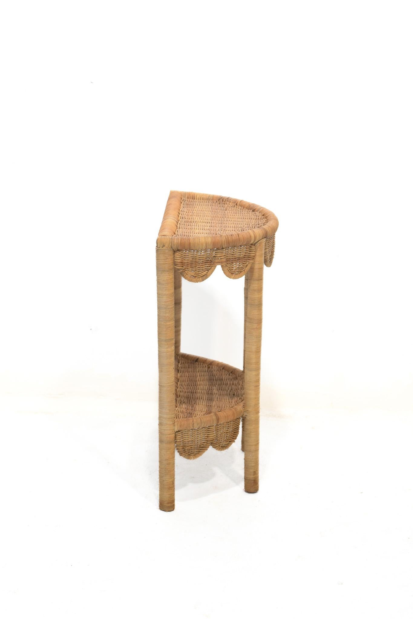 Table de chevet Scallop par Rattanology Neuf - En vente à Oxford, GB