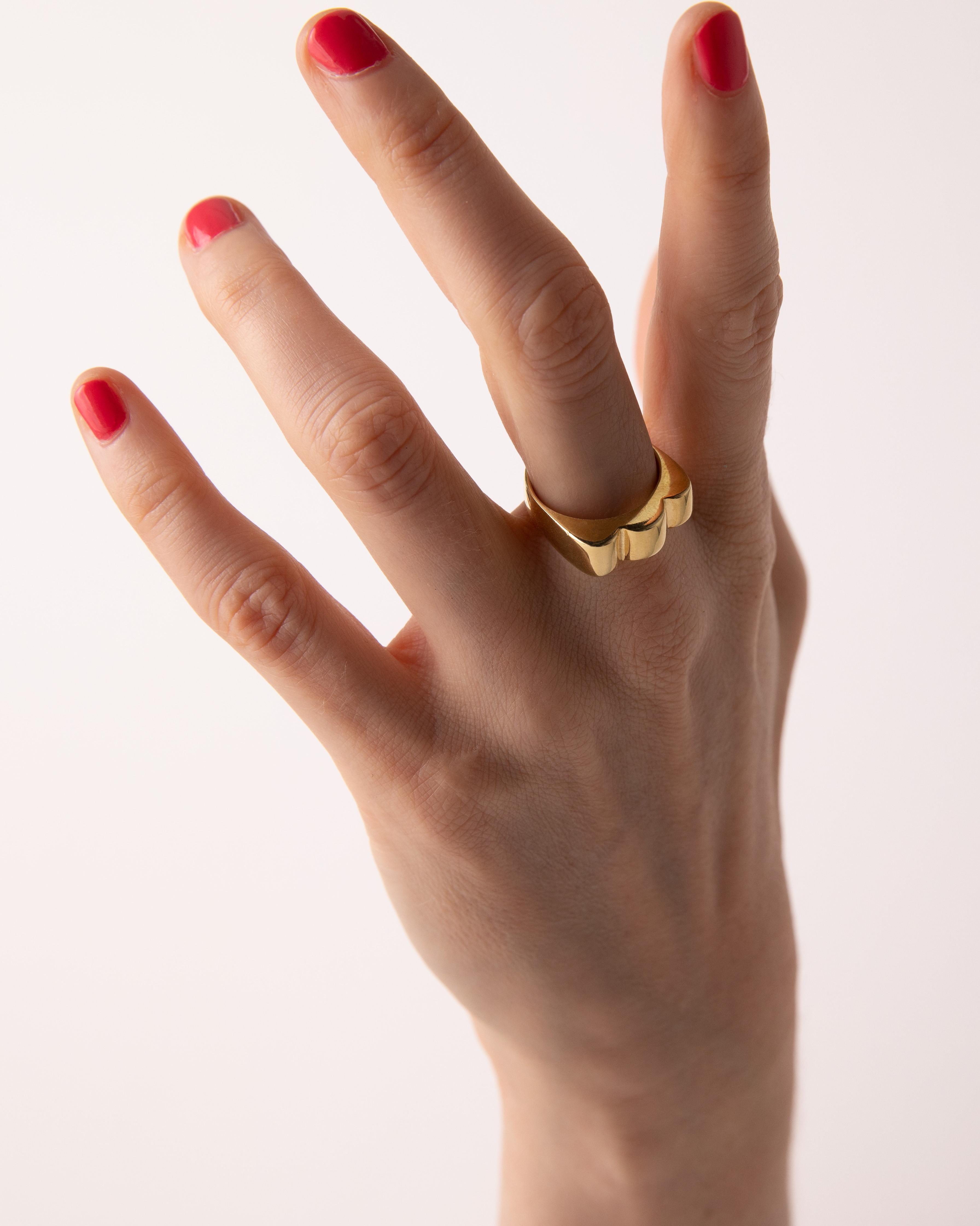 En vente :  Bague empilable 'Scallop' en or Vermeil par la jeune designer Brenna Colvin 2