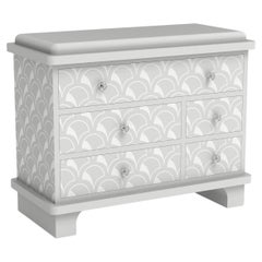 Commode blanche d'inspiration festonnée par Artisanal