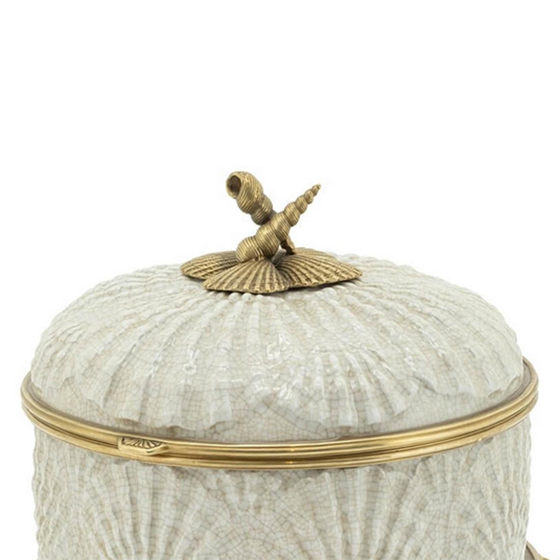 Box Scallop Shell in porcelain with porcelain 
lid. All details in solid bronze in antique finish.