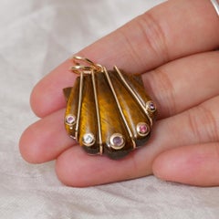 Charme en or jaune massif 14 carats en forme de coquille de coquille Saint-Jacques, avec œil-de-tigre et saphirs multicolores