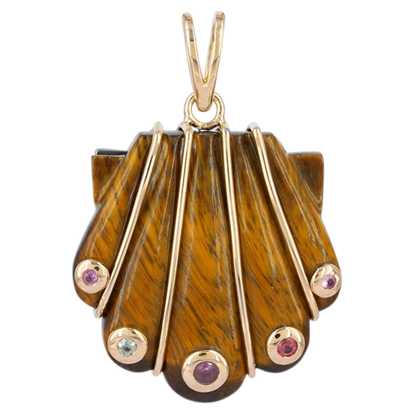 Colgante con diamante en forma de concha de vieira, de oro amarillo macizo de 14k, con ojo de tigre y varios zafiros