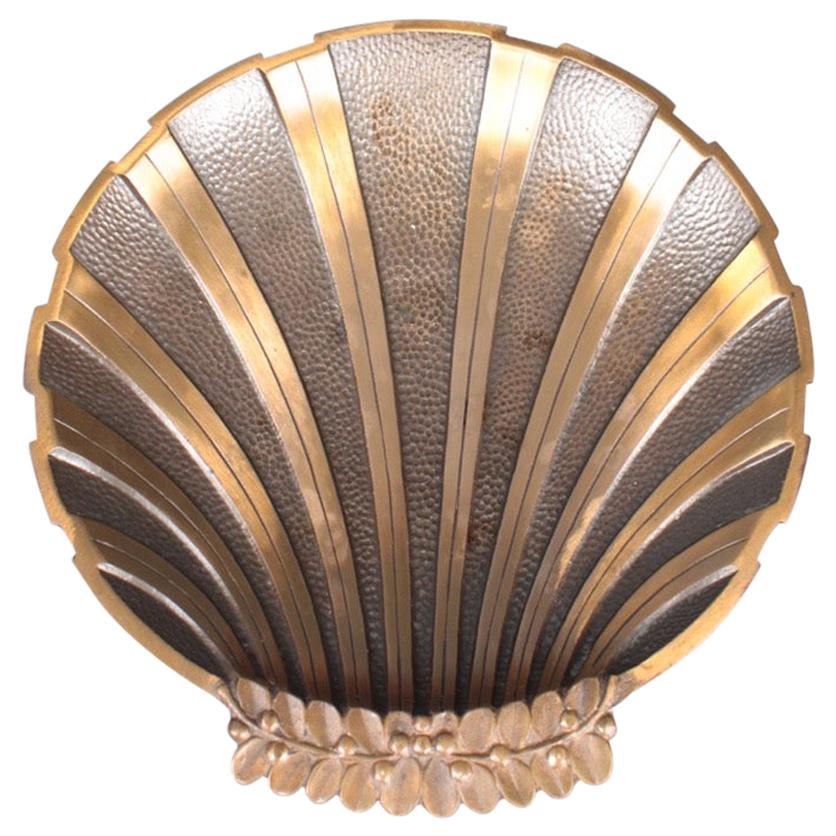 Piatto a conchiglia smerlata in ottone massiccio, disegnato e realizzato in Danimarca, anni '40